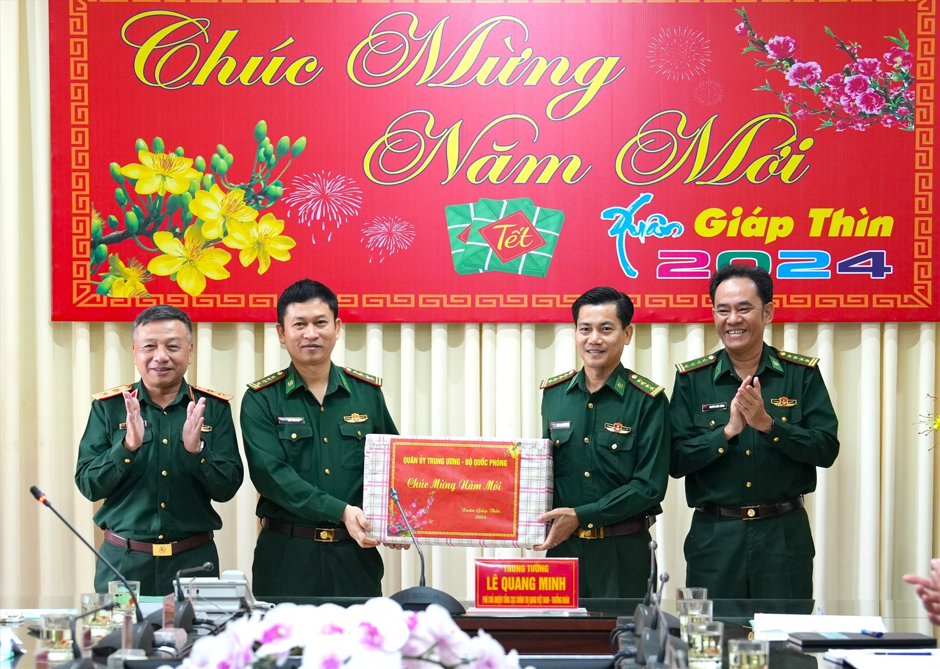 Trung tướng Lê Quang Minh - Phó chủ nhiệm Tổng cục Chính trị QĐND Việt Nam tặng quà BĐBP tỉnh. Ảnh: HUỲNH CHÍN