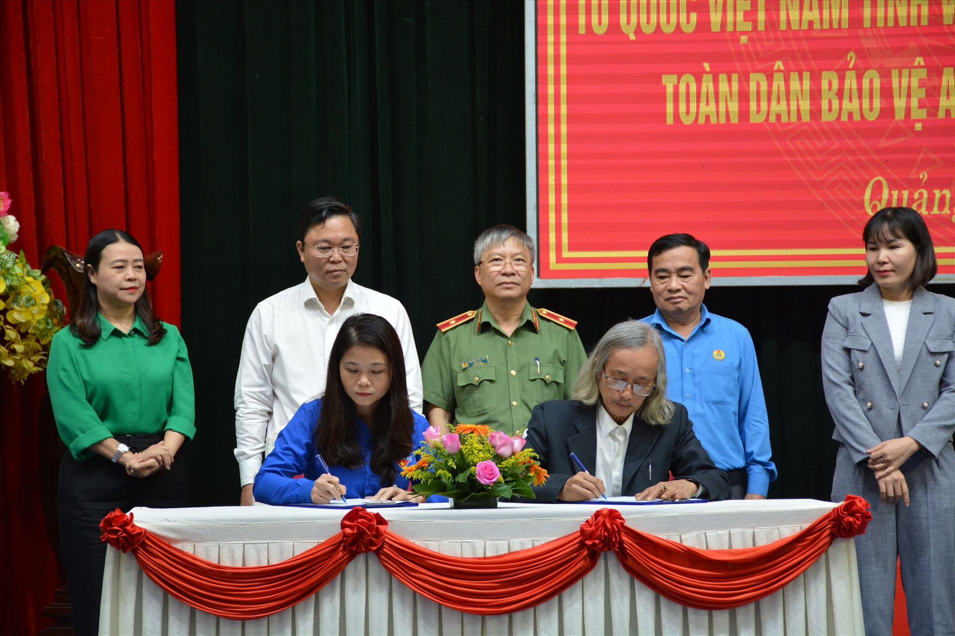 Các đại biểu ký kết chương trình phối hợp giữa Công an tỉnh với Ủy ban MTTQ Việt Nam tỉnh. Ảnh: T.C