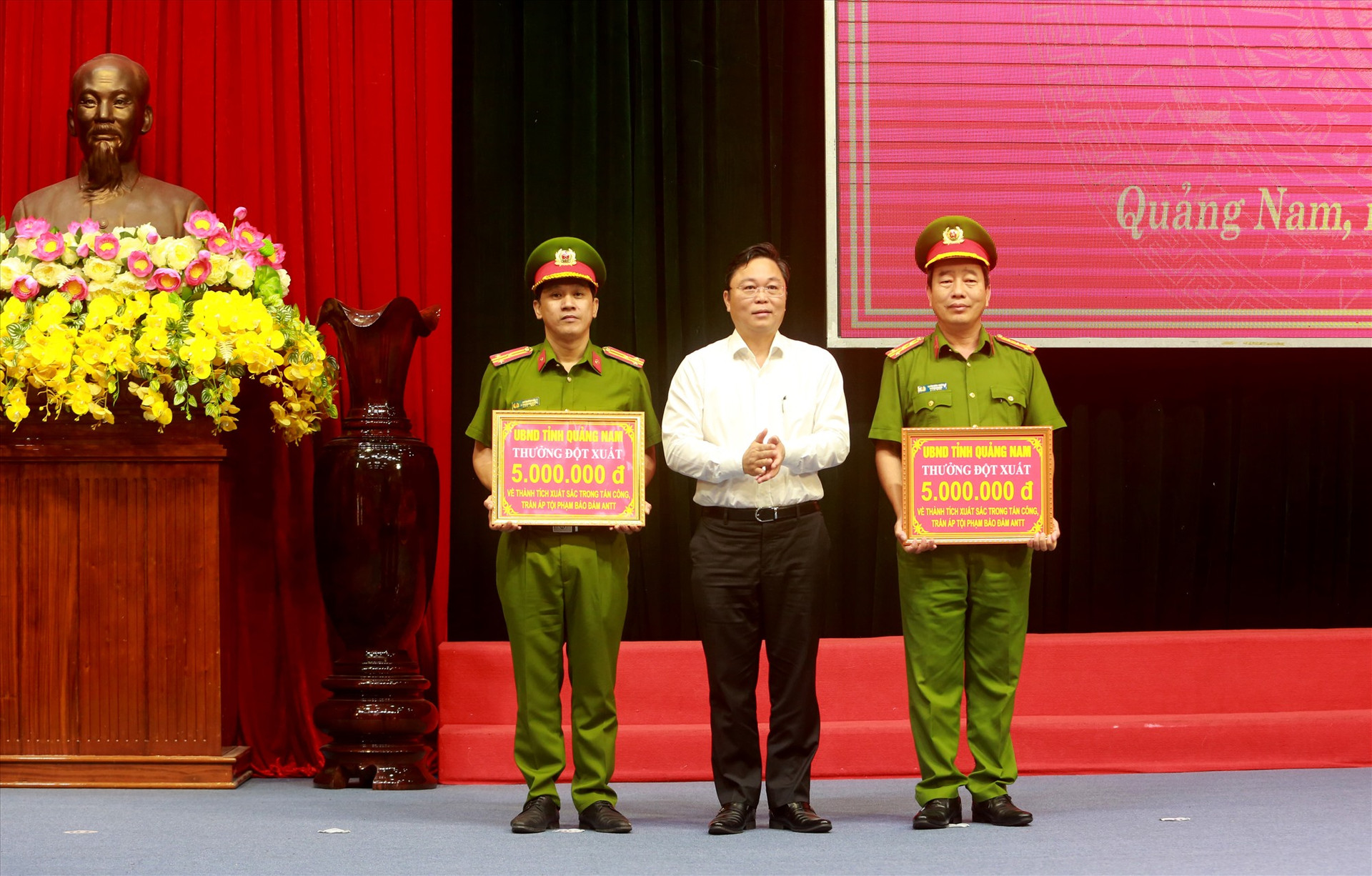 Chủ tịch UBND tỉnh Lê Trí Thanh khen thưởng đột xuất Phòng Cảnh sát Hình sự và Công an huyện Duy Xuyên. Ảnh: T.C