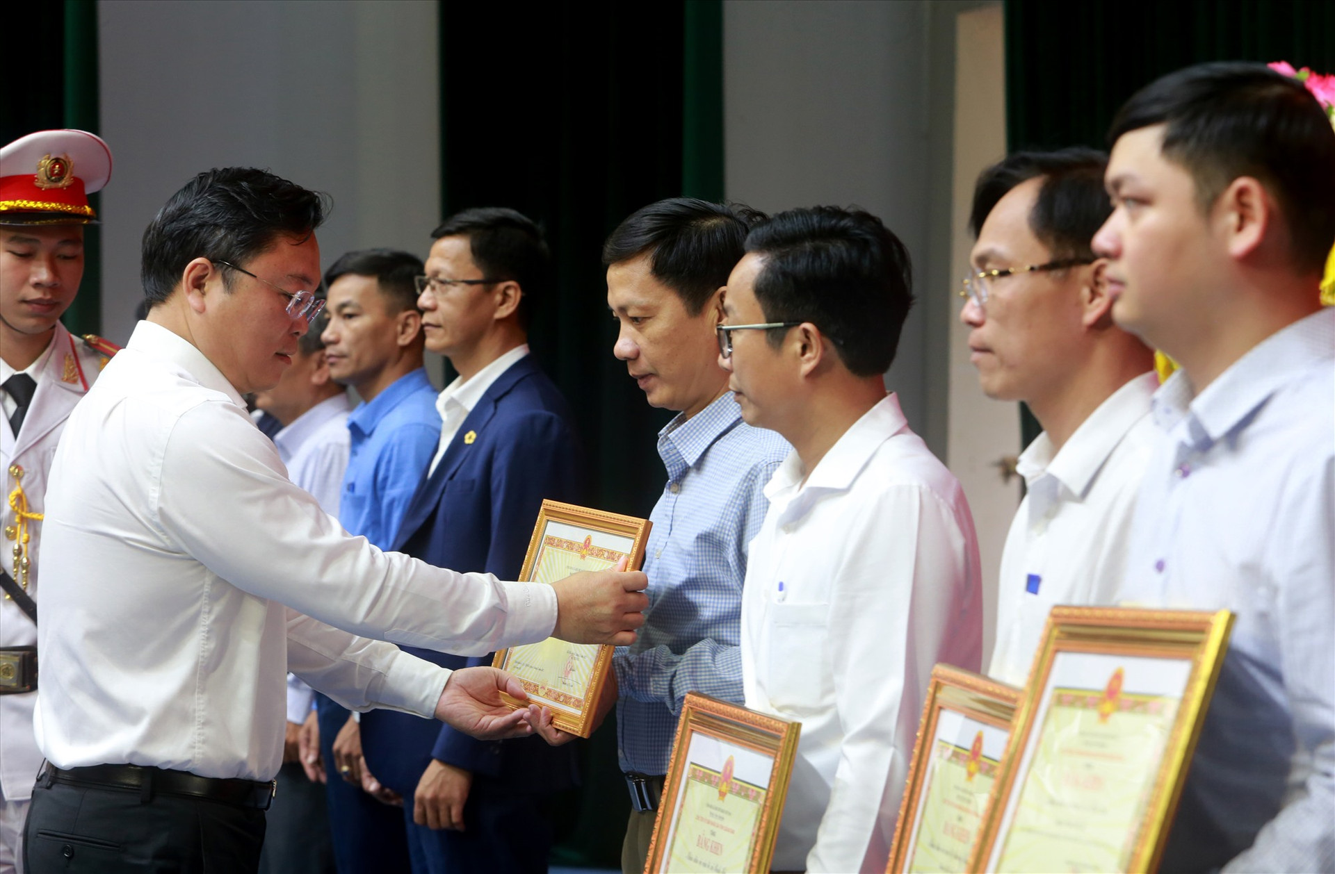 Chủ tịch UBND tỉnh Lê Trí Thanh trao Bằng khen của Bộ Công an cho các tập thể có thành tích xuất sắc. Ảnh: T.C