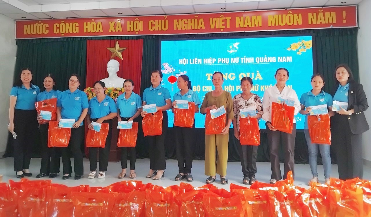 Hội LHPN huyện Thăng Bình trao quà tết cho các cán bộ chi, tổ phụ nữ