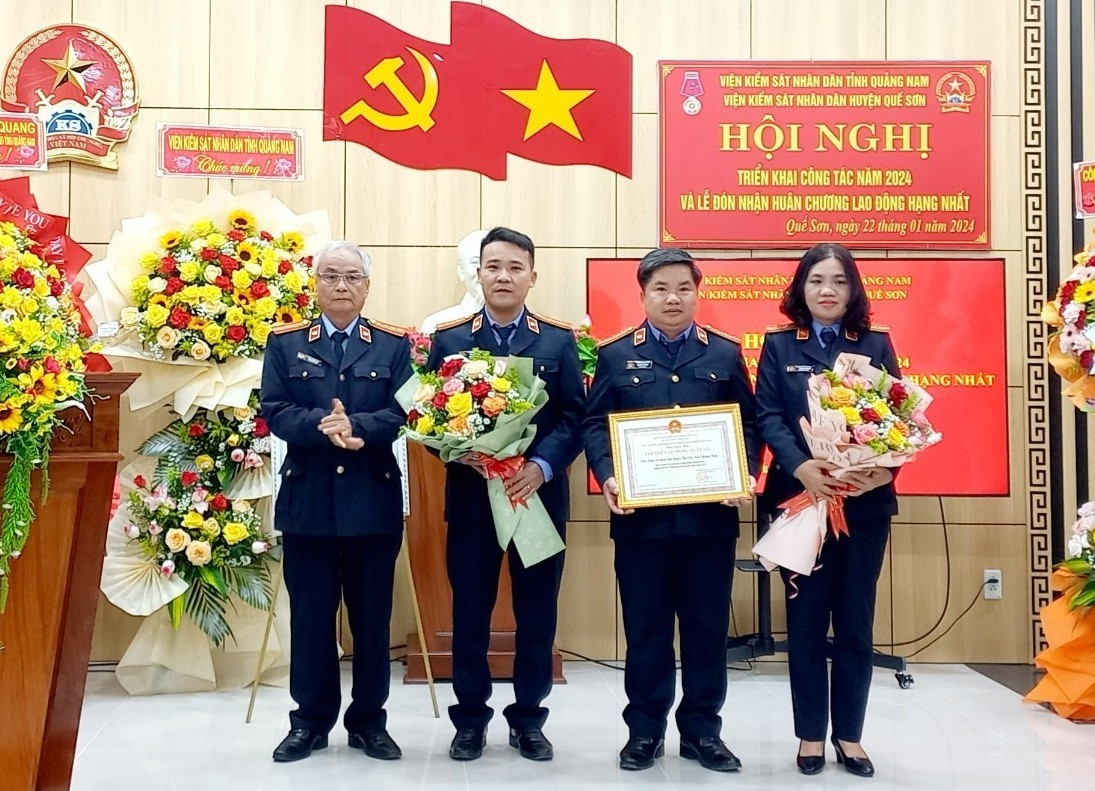 VKSND tỉnh tặng danh hiệu Tập thể Lao động xuất sắc cho VKSND huyện Quế Sơn. Ảnh: DUY THÁI