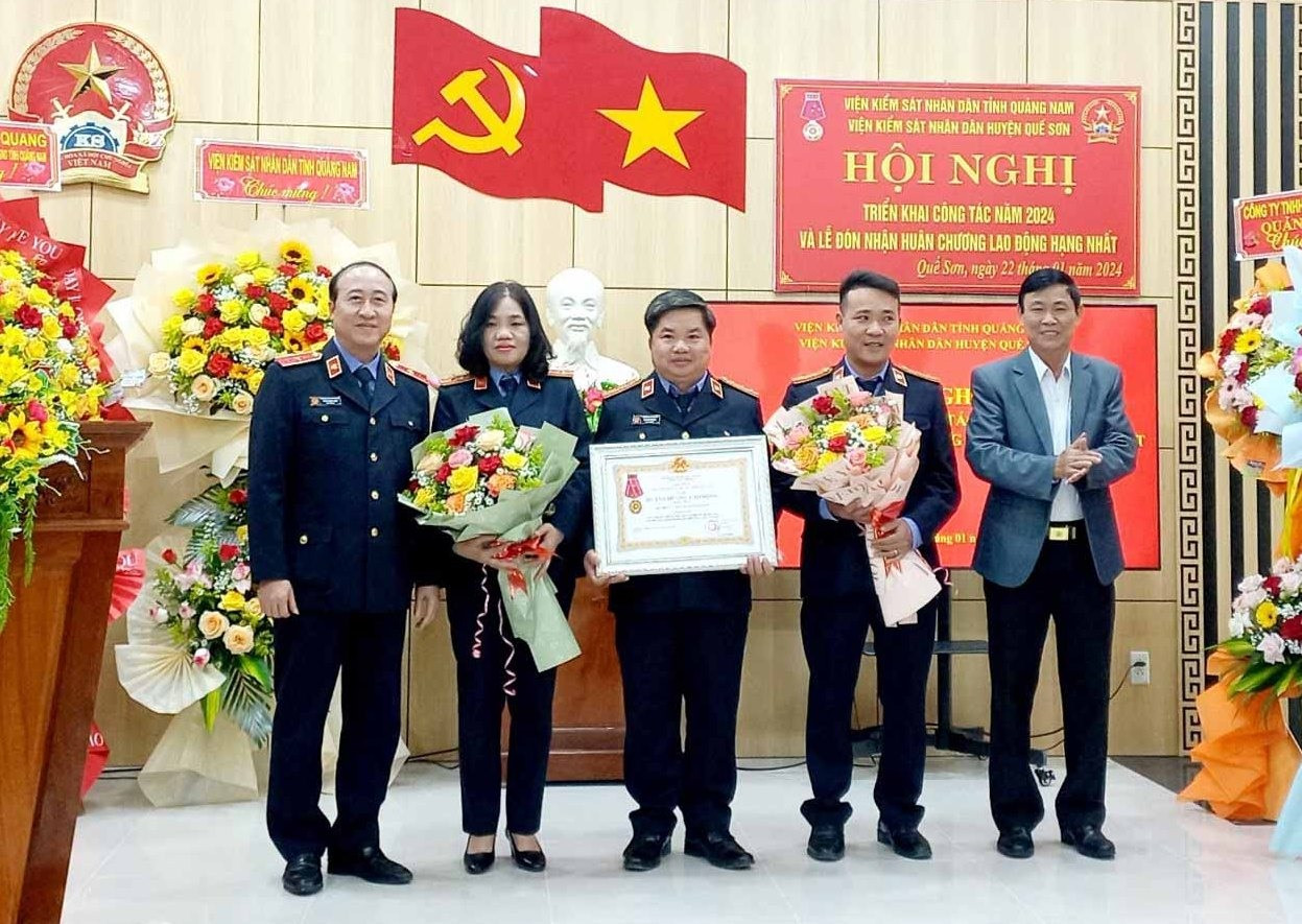 VKSND huyện Quế Sơn đón nhận Huân chương Lao động hạng Nhất. Ảnh: DUY THÁI