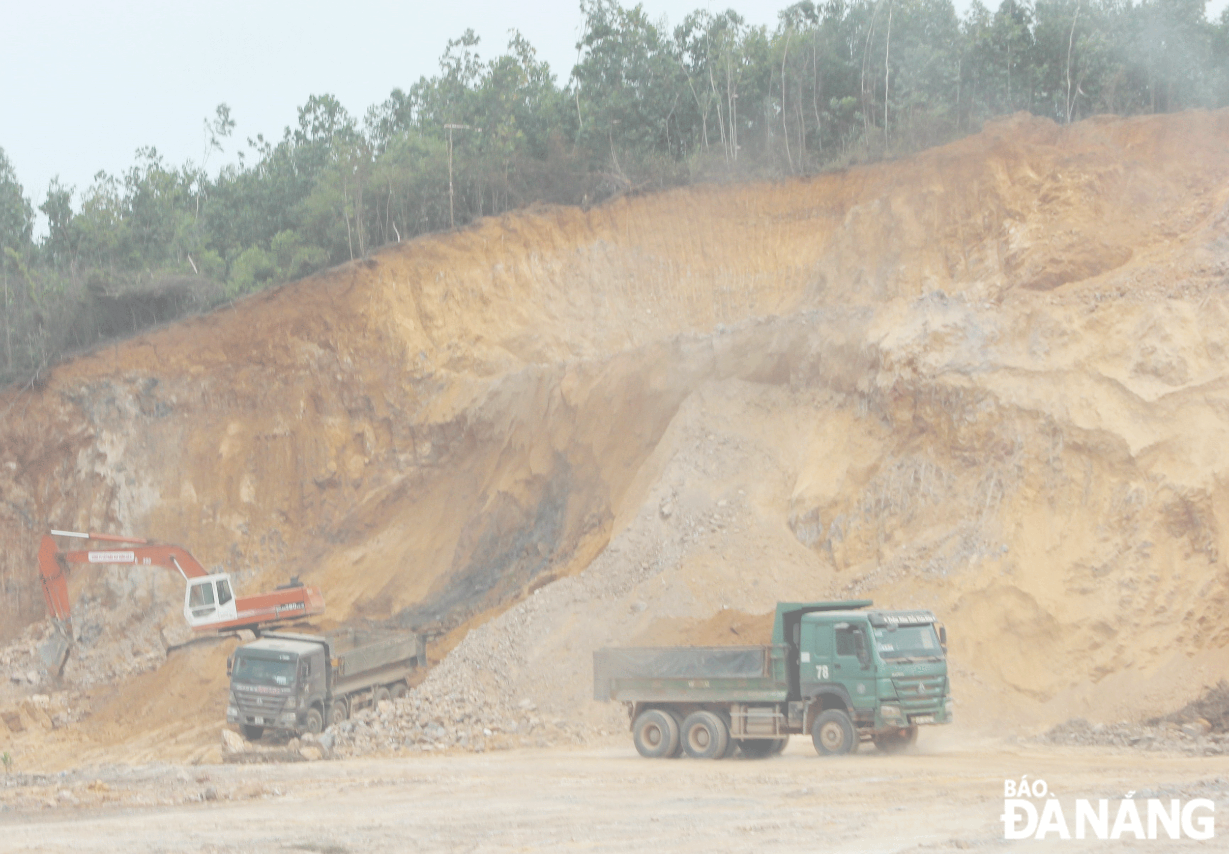 Thành phố đã và đang thực hiện nhiều giải pháp để khai thác đất hoặc khai thác, vận chuyển đất , đá dư thừa làm vật liệu san lấp các dự án, công trình trọng điểm. Ảnh: HOÀNG HIỆP