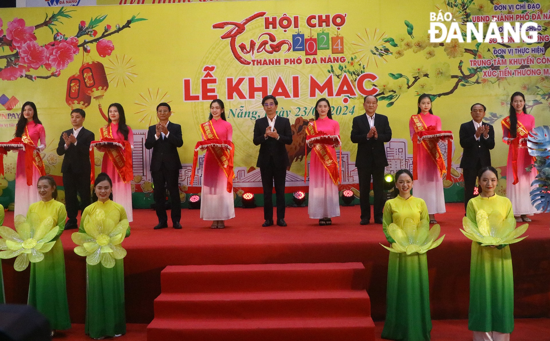 Các đại biểu thực hiện nghi thức cắt băng khai mạc Hội chợ Xuân 2024 Đà Nẵng trong tối 23-1.