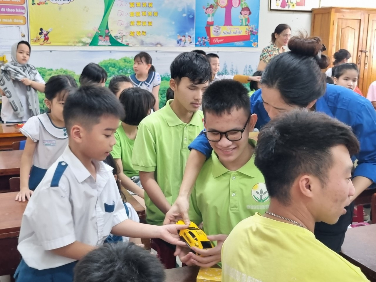 Học sinh Trường Tiểu học Võ Thị Sáu tặng quà học sinh Trung tâm Hướng Dương Việt. Ảnh: C.N