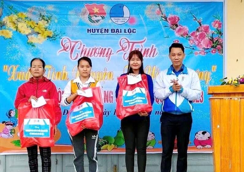 Huyện đoàn Đại Lộc thực hiện chương trình “Xuân tình nguyện - Tết yêu thương” tại xã miền núi Đại Sơn. Ảnh: KK