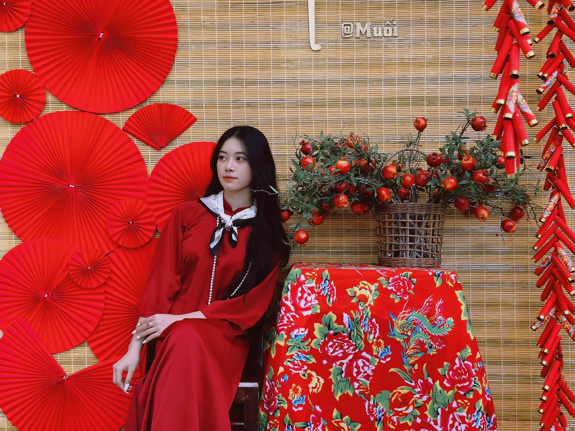 Áo dài là trang phục truyền thống luôn gắn liền với ngày Tết của người Việt. “Concept” chụp ảnh với những mẫu áo dài cổ điển vào thập niên 80 - 90 của thế kỷ trước đang được nhiều bạn trẻ trên địa bàn tỉnh hào hứng thực hiện