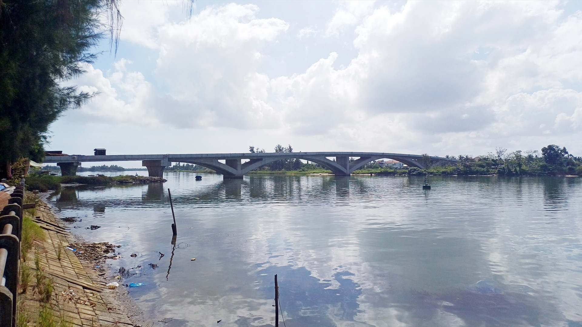 Cầu Thanh Nam bắc qua sông Thu Bồn có chiều dài tổng kinh phí đầu tư hơn 300 tỷ đồng. Ảnh: P.H