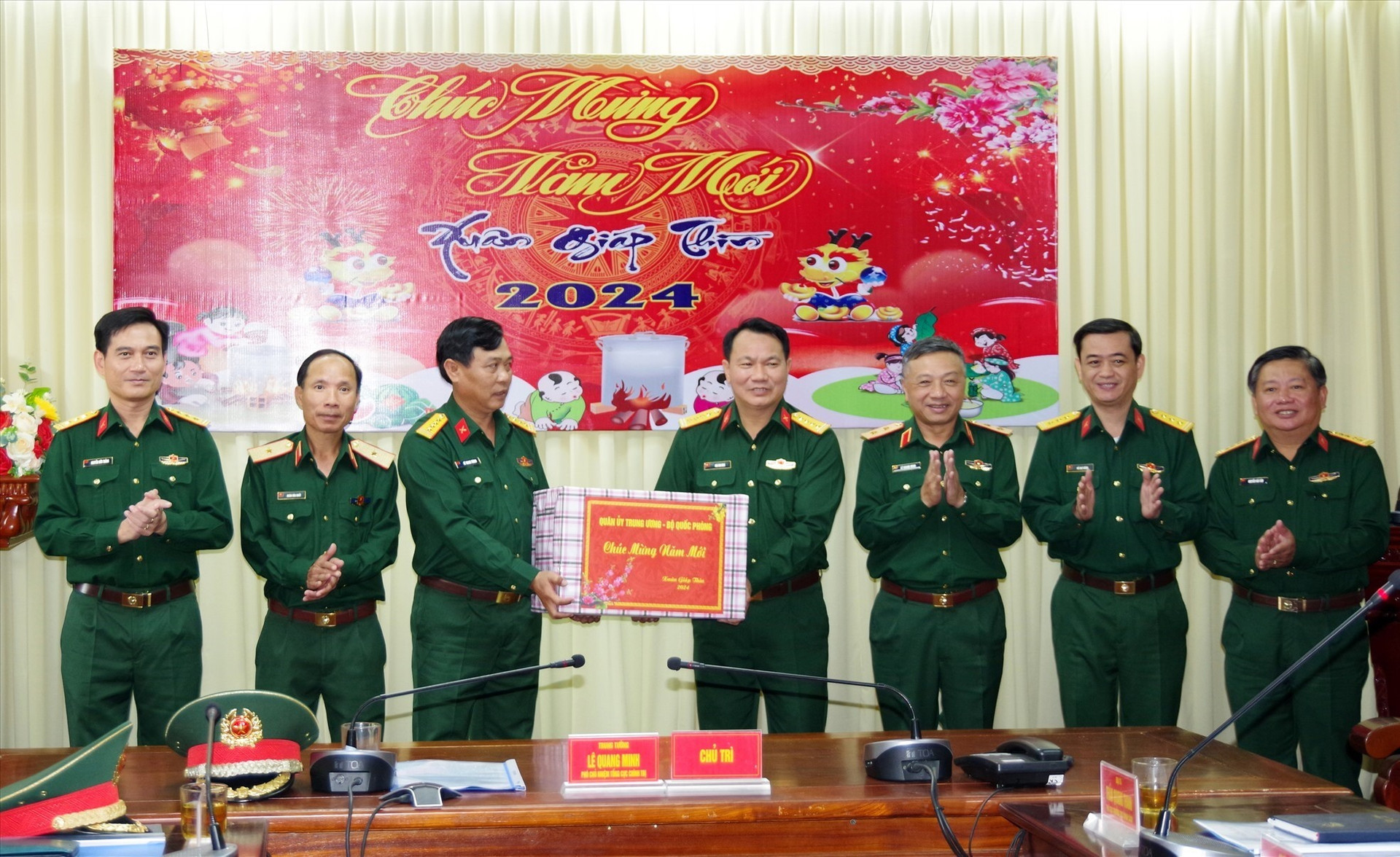 Trung tướng Lê Quang Minh (thứ ba từ phải sang) tặng quà, chúc tết Bộ CHQS tỉnh.