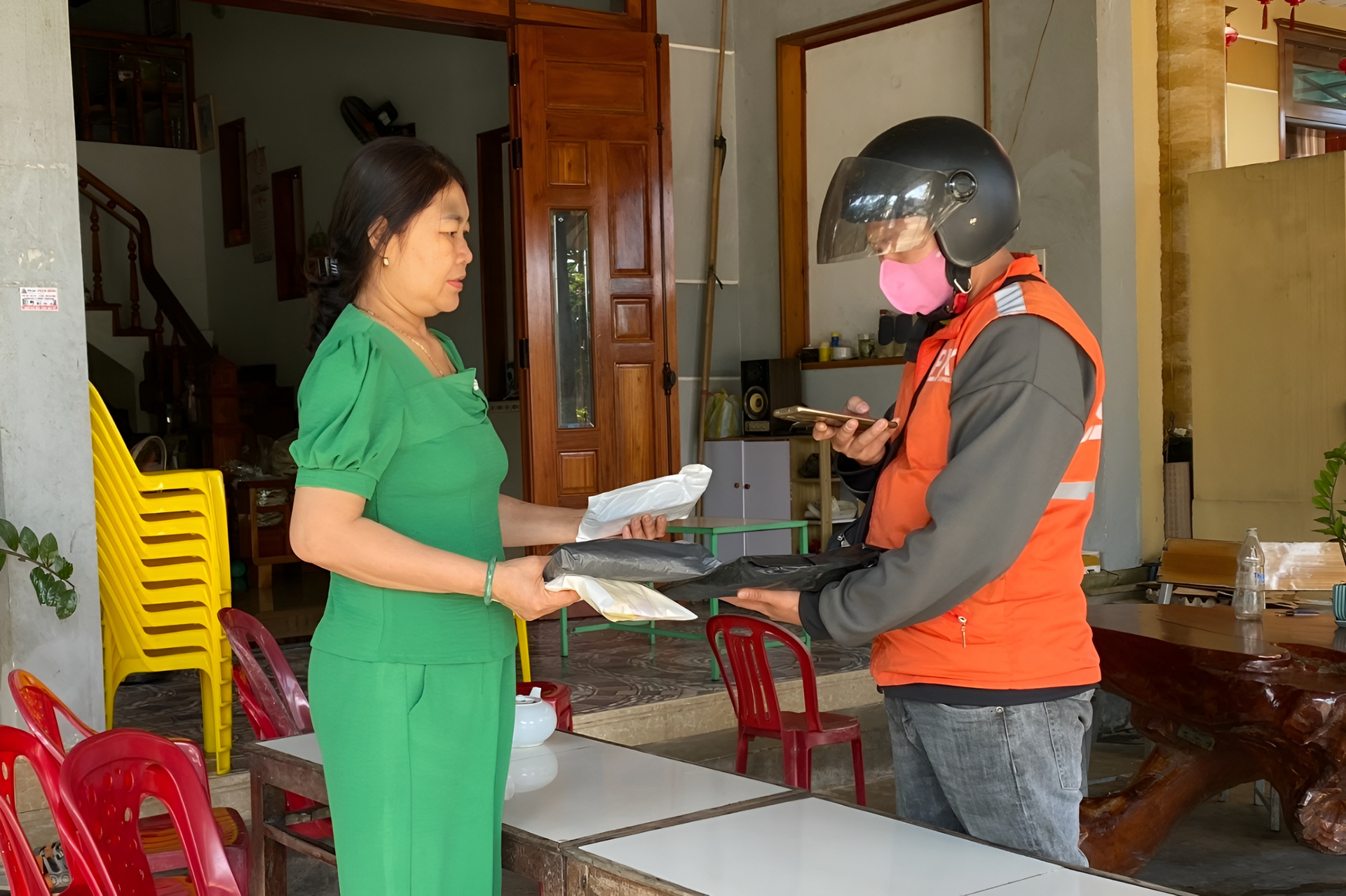 Bà Hồ Thị Tuyết thường xuyên nhận hàng đặt online cho con cháu trong nhà