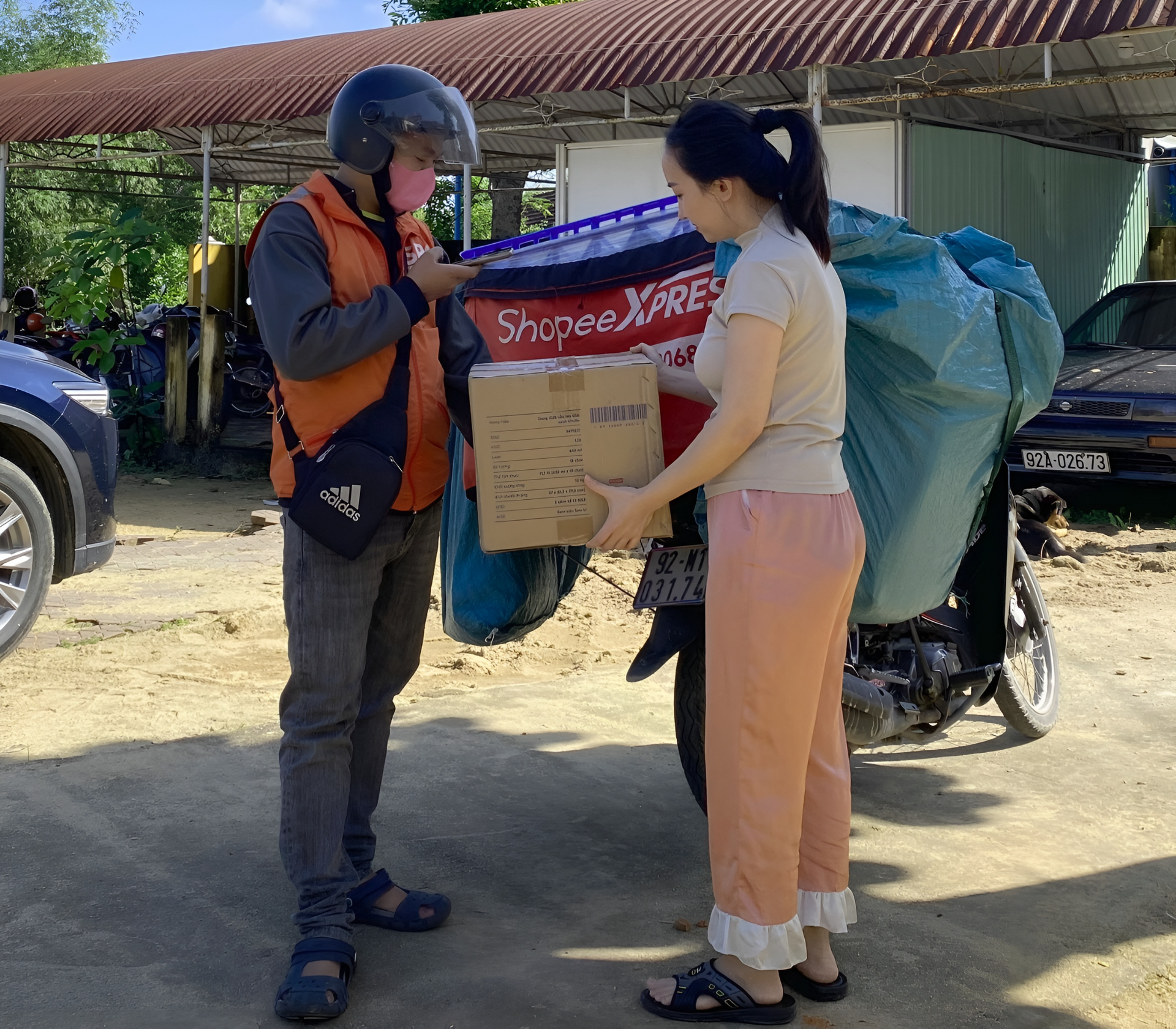 Chị Nguyễn Thị Thúy Hằng sắm sửa đón tết bằng cách đặt hàng trên các sàn thương mại điện tử.