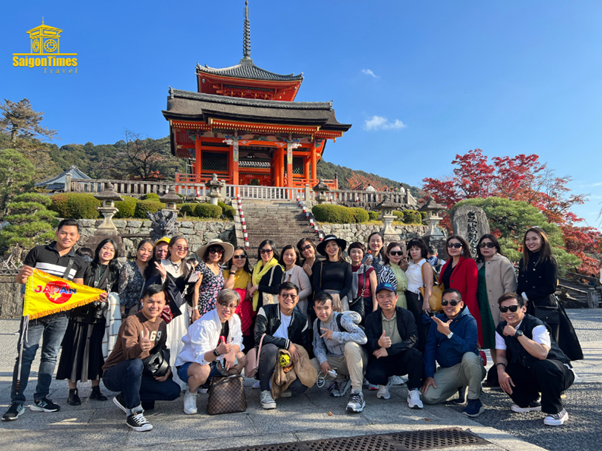 Đoàn khách tour Nhật Bản cùng SaigonTimes Travel.