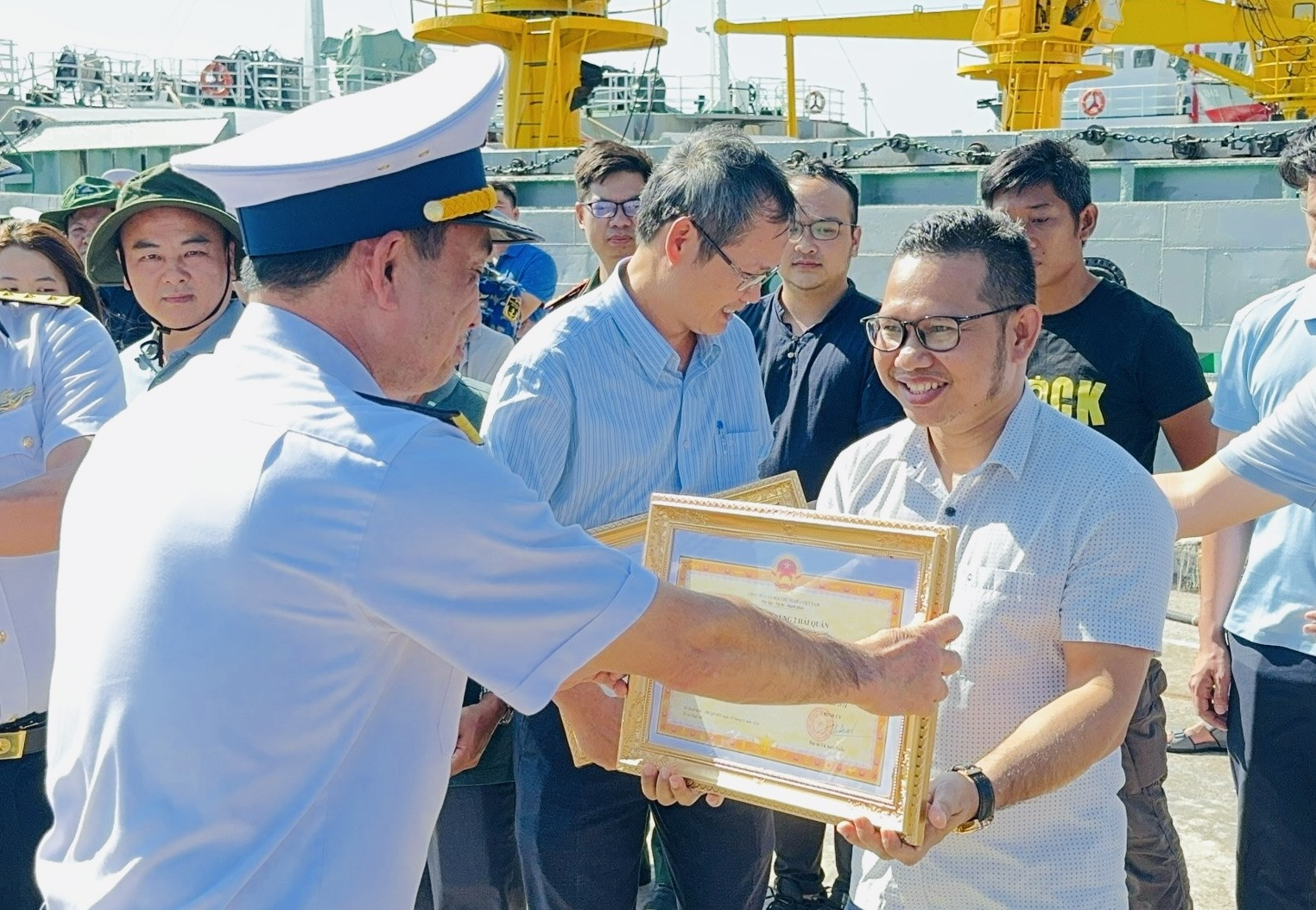 Nhà báo Alăng Ngước - phóng viên Báo Quảng Nam nhận giấy khen của Bộ Tư lệnh Vùng 2 Hải quân. Ảnh: Đ.N