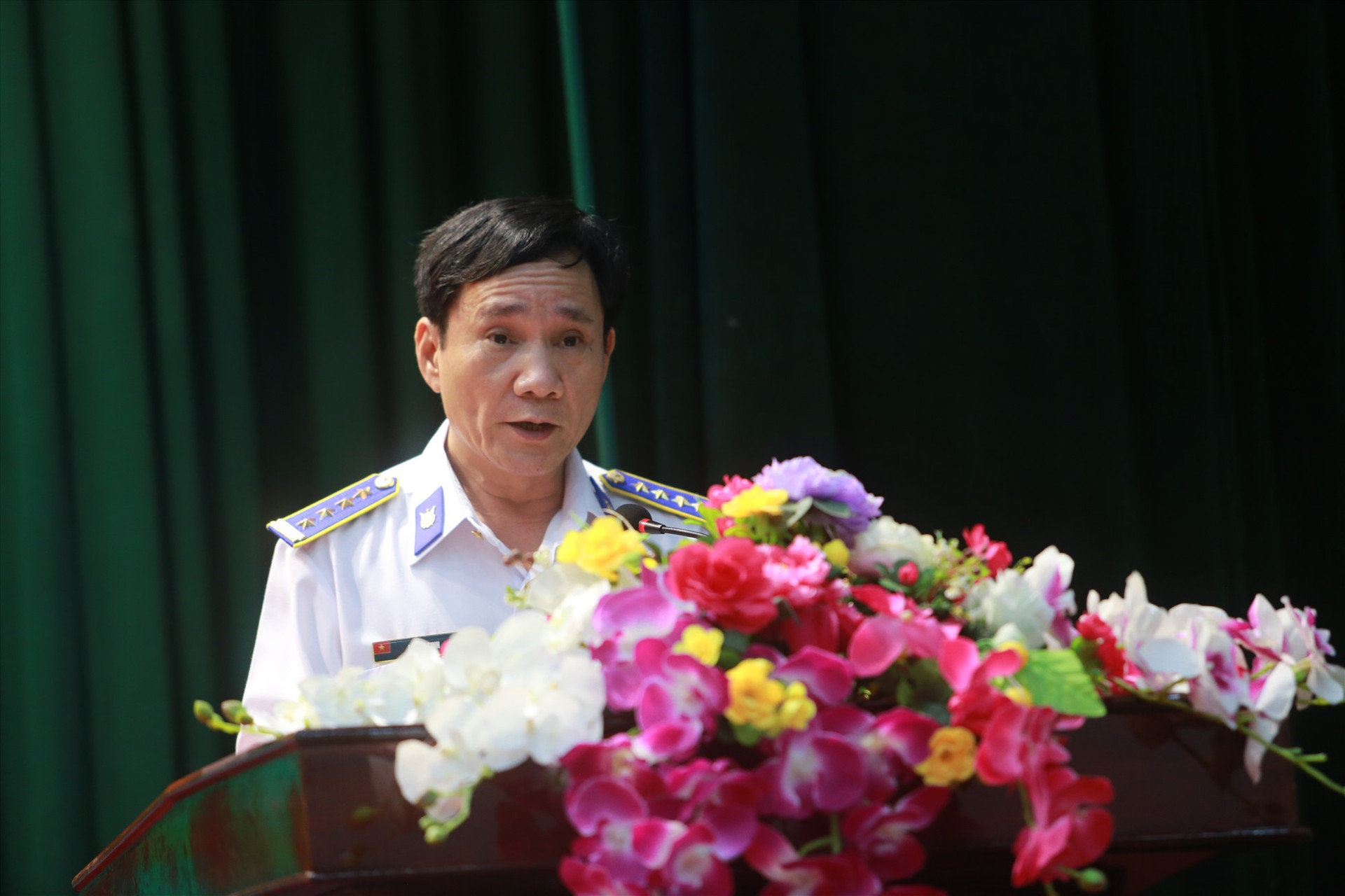 Đại tá Lê Huy Sinh - Chính ủy Bộ Tư lệnh Vùng Cảnh sát biển 2 phát biểu tại hội nghị.