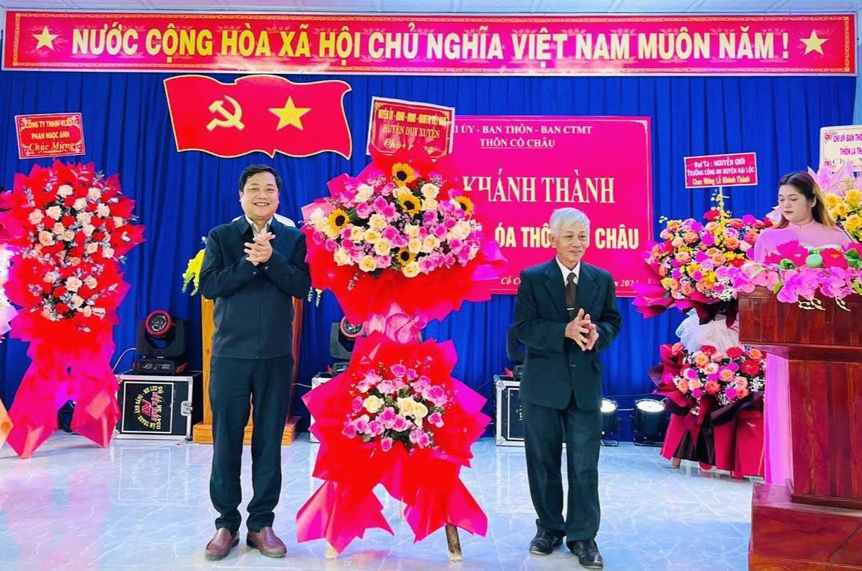 Lãnh đạo UBND huyện Duy Xuyên tặng hoa chúc mừng. Ảnh: PV