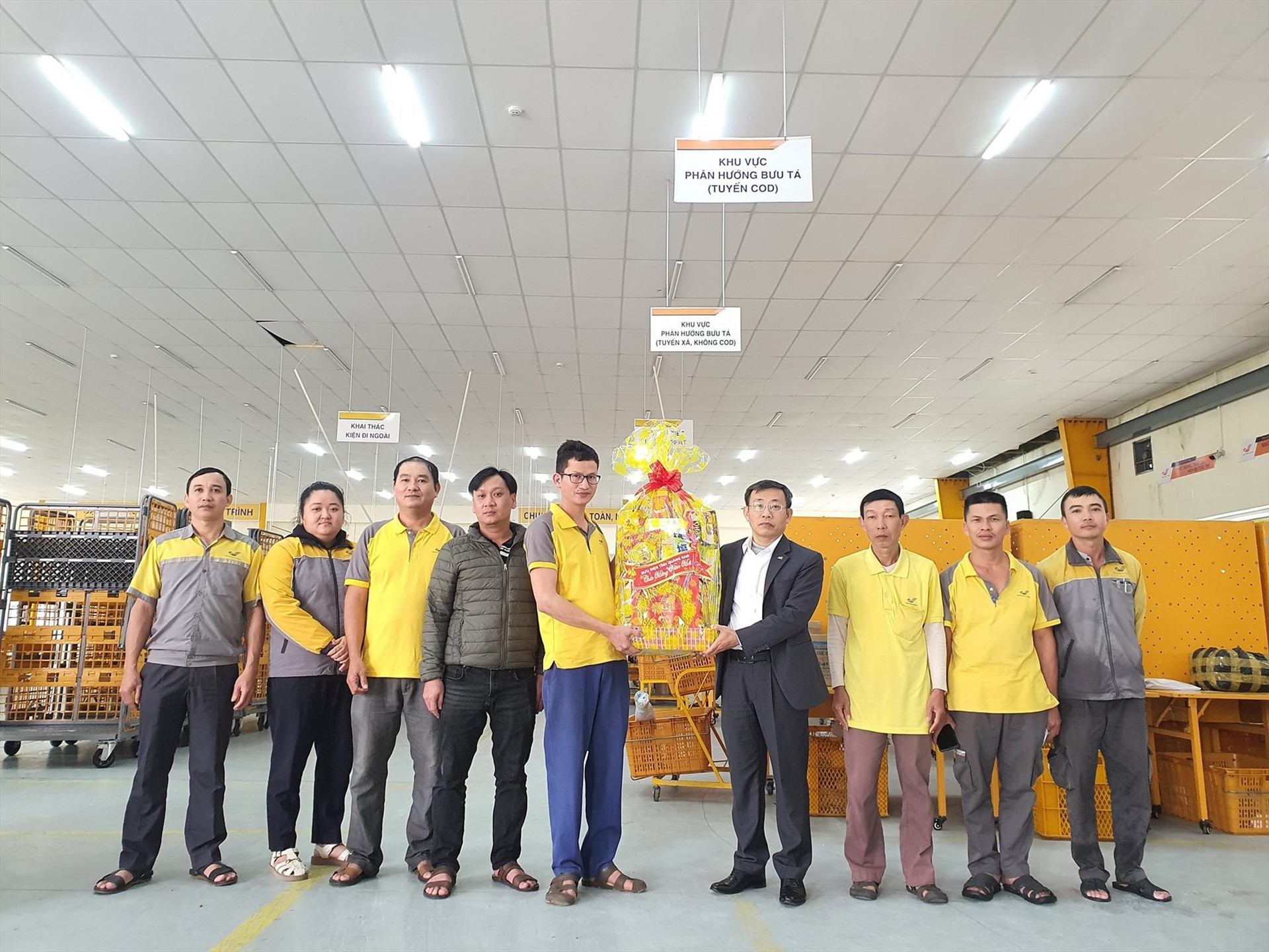 Lãnh đạo Bưu điện tỉnh Quảng Nam thăm hỏi, tặng quà cho cán bộ, nhân viên, người lao động của Trung tâm Khai thác vận chuyển. Ảnh: B.Đ.Q.N