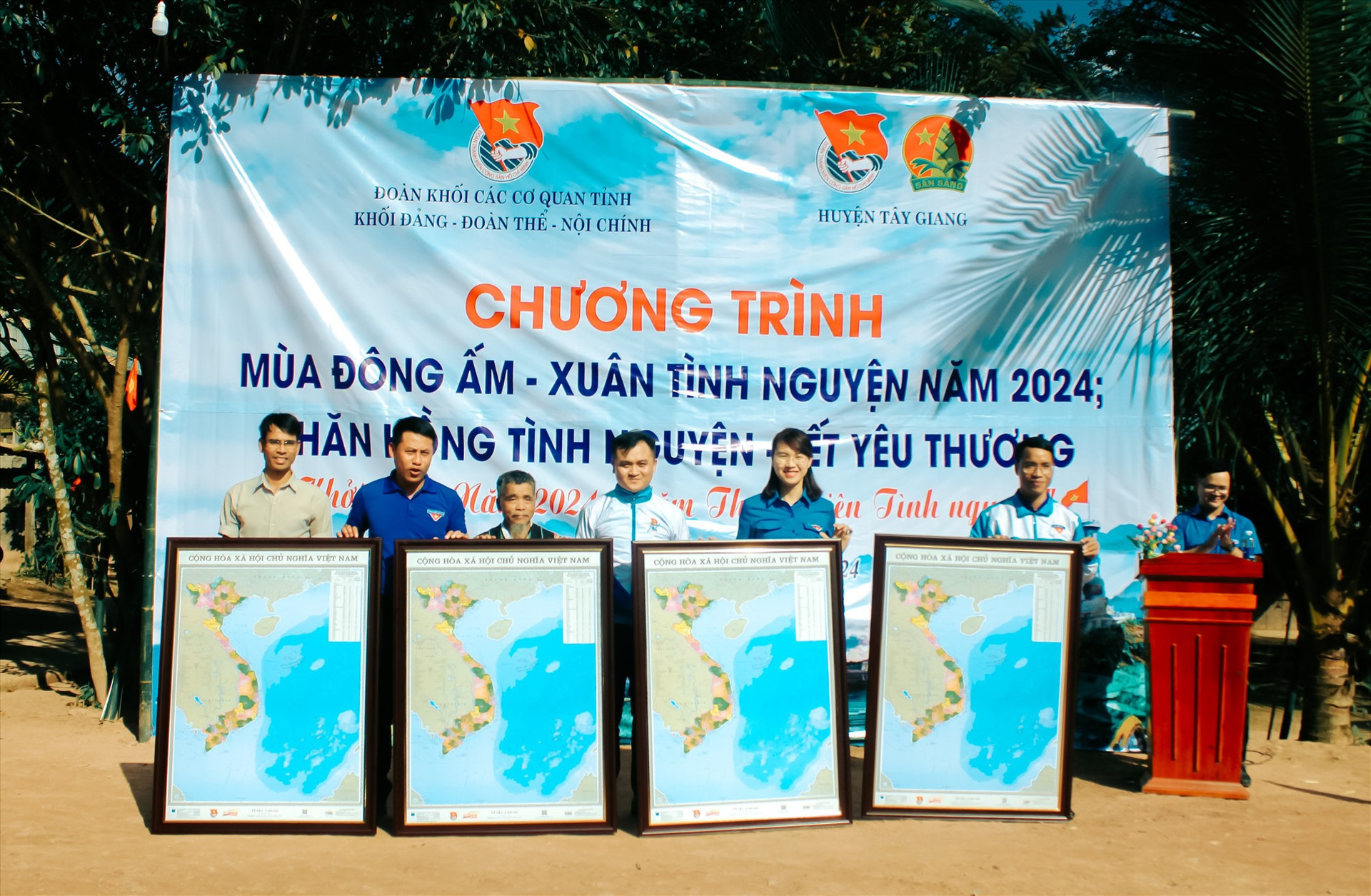 Trao tặng bản đồ Việt Nam cho địa phương và các trường học trên địa bàn xã Lăng. Ảnh: T.H