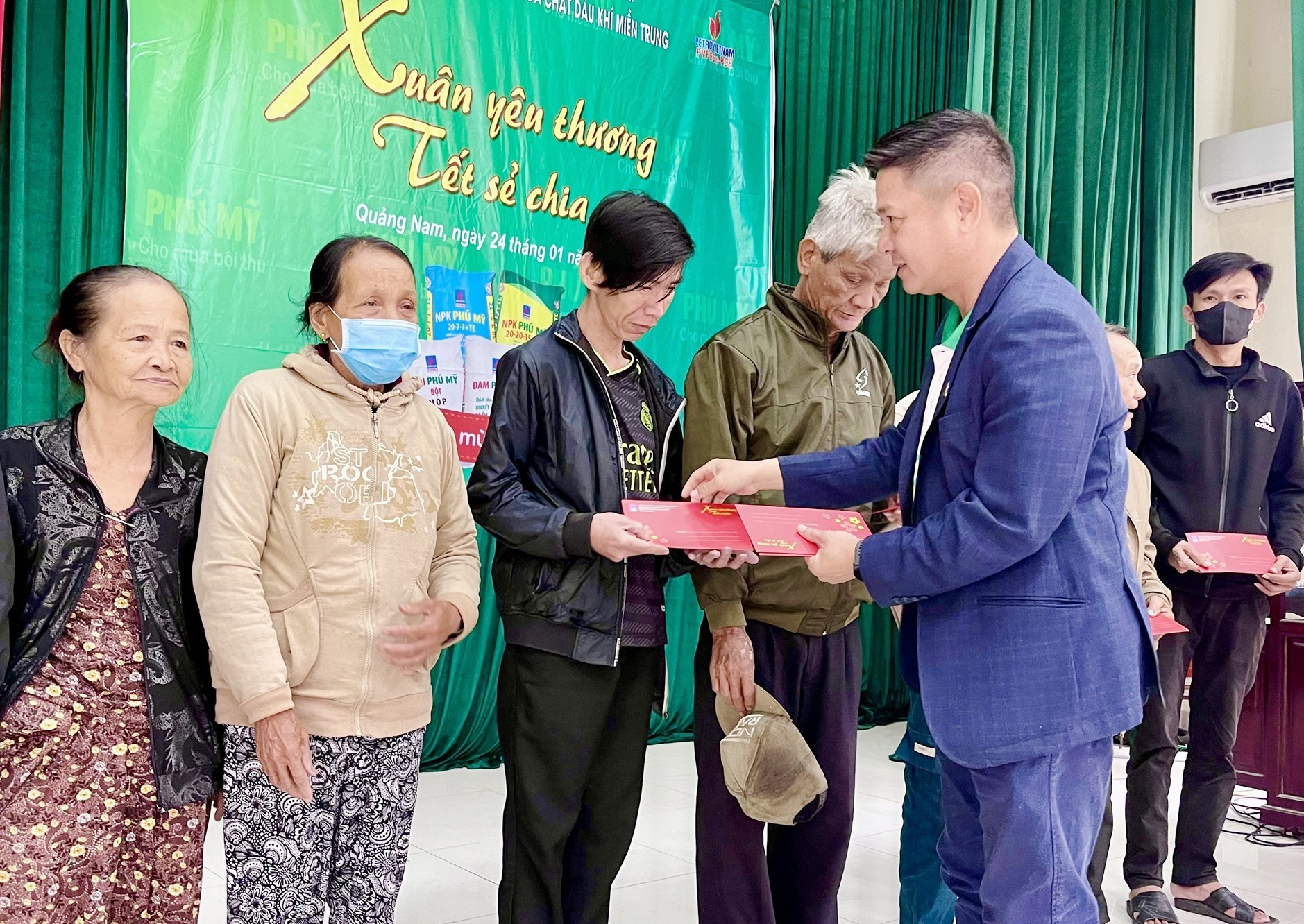 Ông Mai Thanh Hải - Chủ tịch HĐQT Công ty Cổ phần Phân bón và Hóa chất Dầu Khí Miền Trung trao quà người dân thị trấn Nam Phước.
