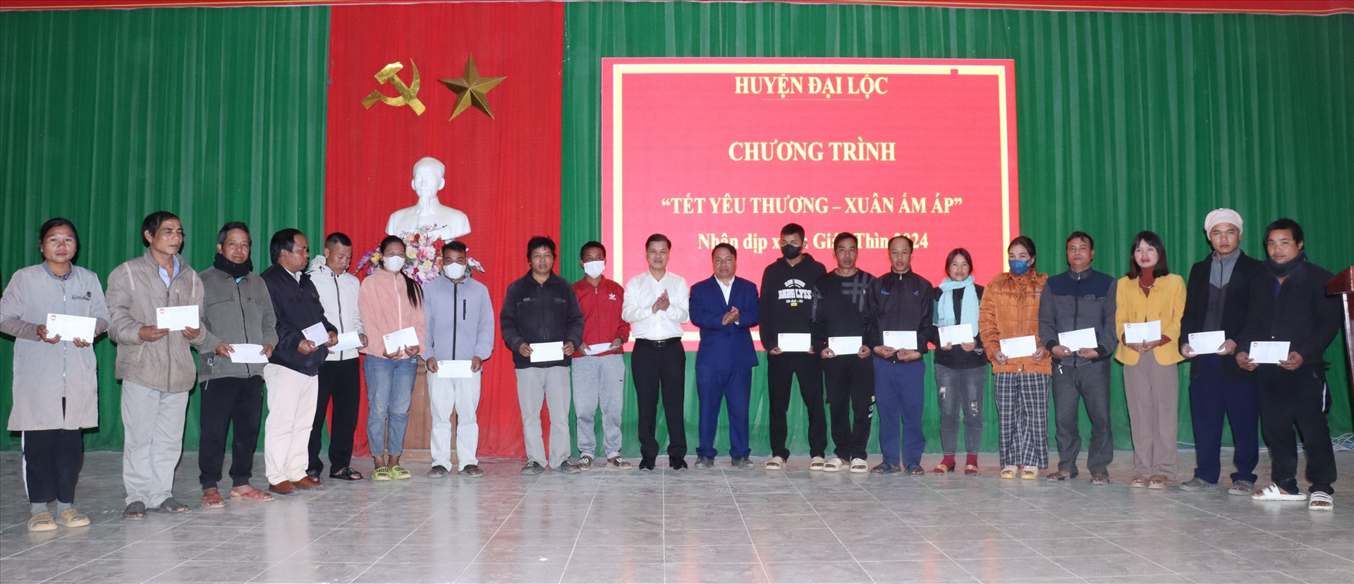 Lãnh đạo huyện Đại Lộc tặng quà Tết cho bà con xã A Xan, huyện Tây Giang. Ảnh H.Thúy