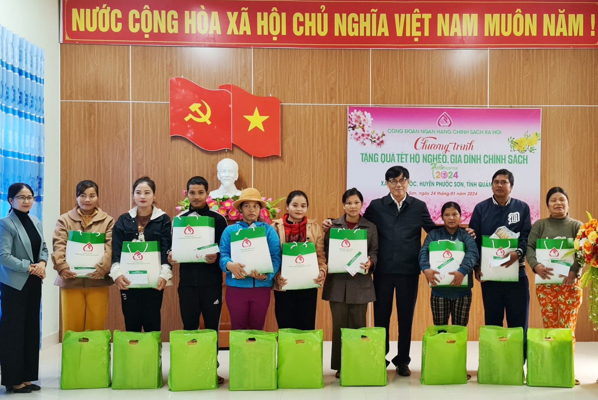 Ông Lê Hùng Lam – Giám đốc Chi nhánh Ngân hàng Chính sách xã hội tỉnh Quảng Nam tặng quà cho bà con xã Phước lộc