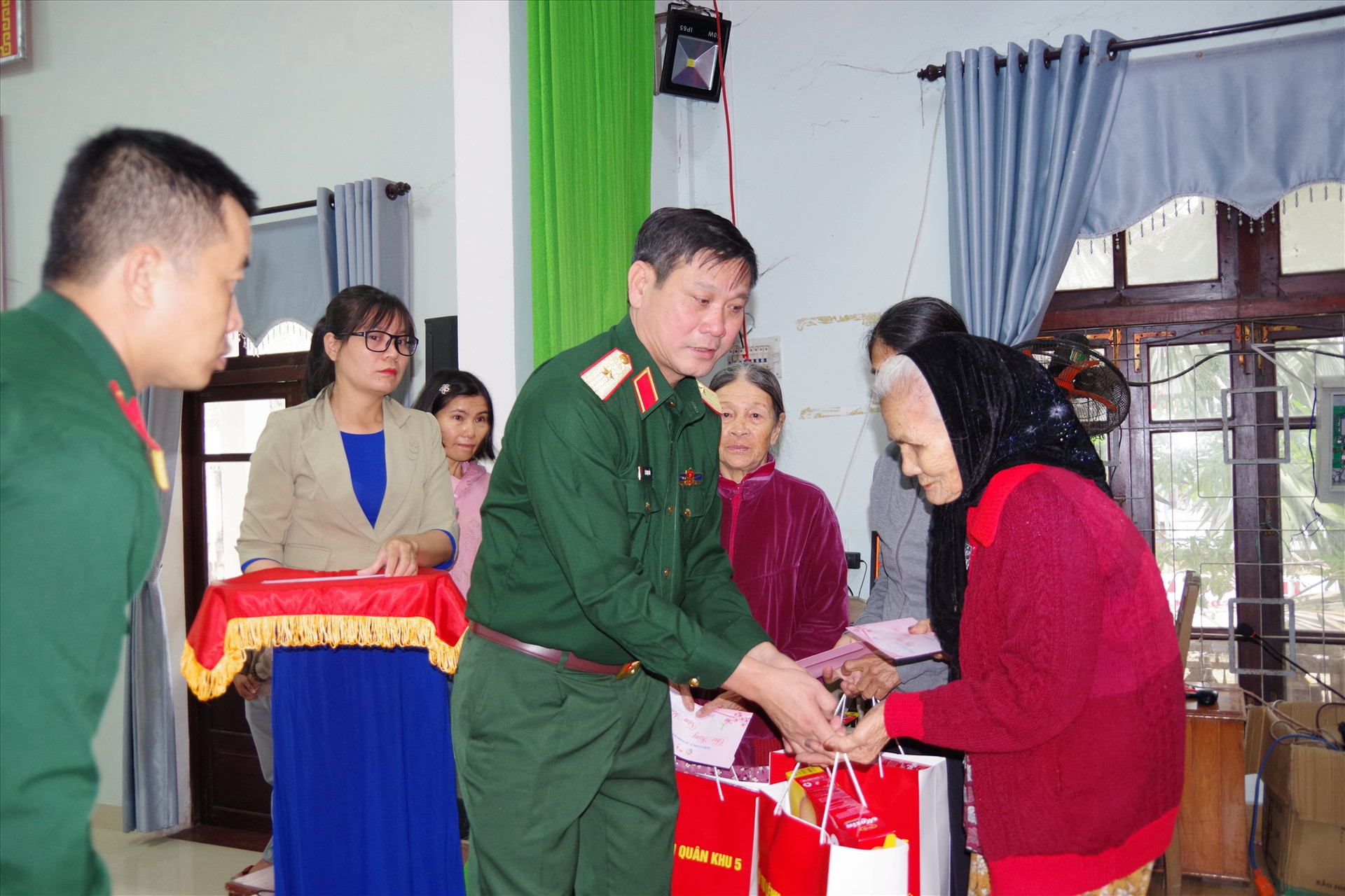 Thiếu tướng Lê Ngọc Hải tặng quà tết cho nhân dân phường Thanh Hà.