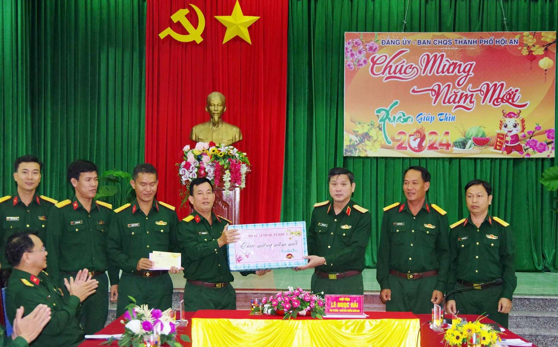 Thiếu tướng Lê Ngọc Hải (thứ ba từ phải sang) chúc tết Ban CHQS TP.Hội An.