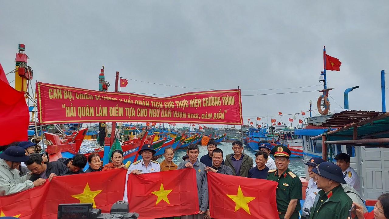 Đoàn công tác của Bộ Tư lệnh Vùng 3 Hải quân tặng cờ Tổ quốc cho ngư dân trên đảo Lý Sơn. Ảnh: N.Đ.N
