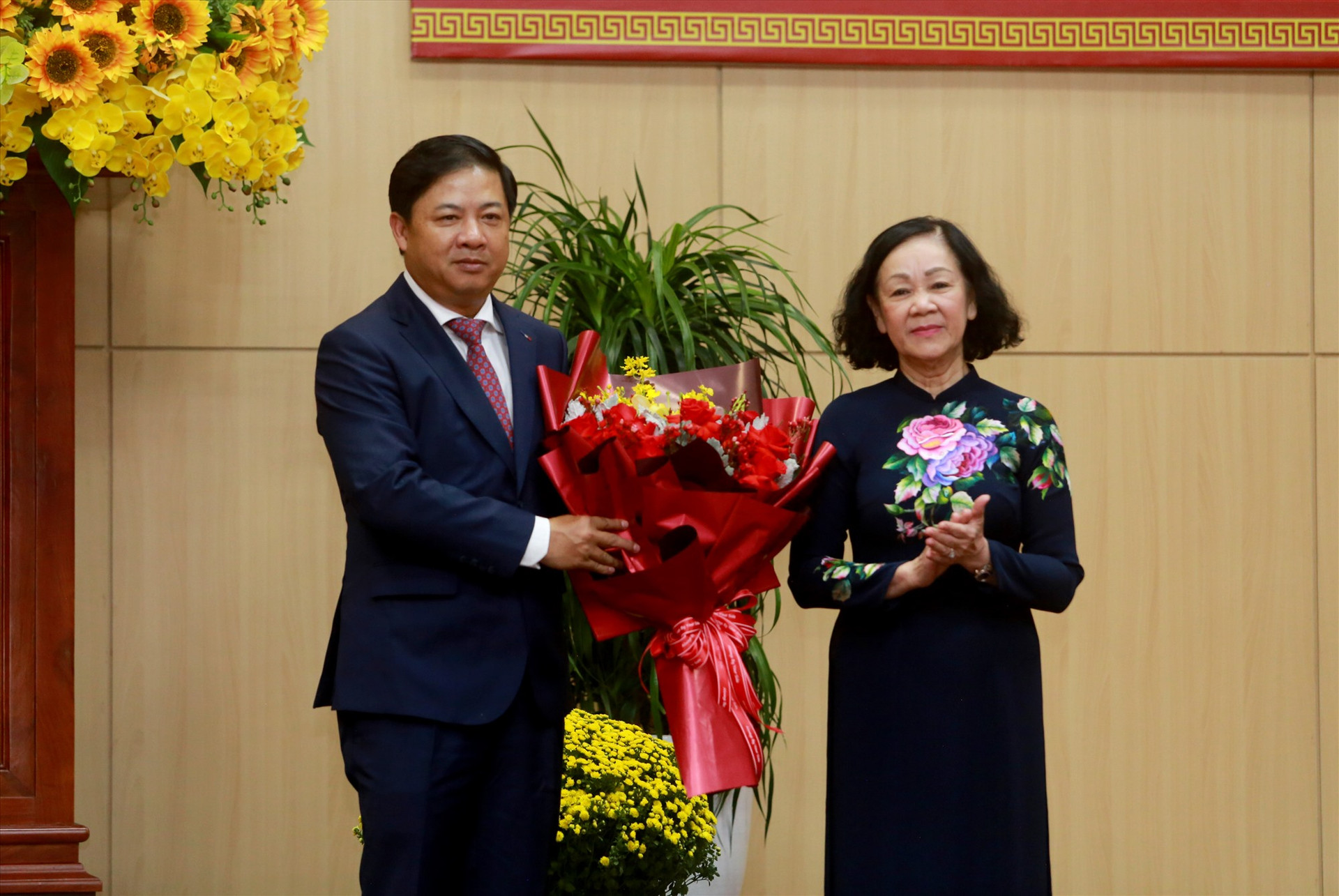 Bà Trương Thị Mai tặng hoa chúc mừng đồng chí Tân Bí thư Tỉnh ủy. Ảnh: T.C