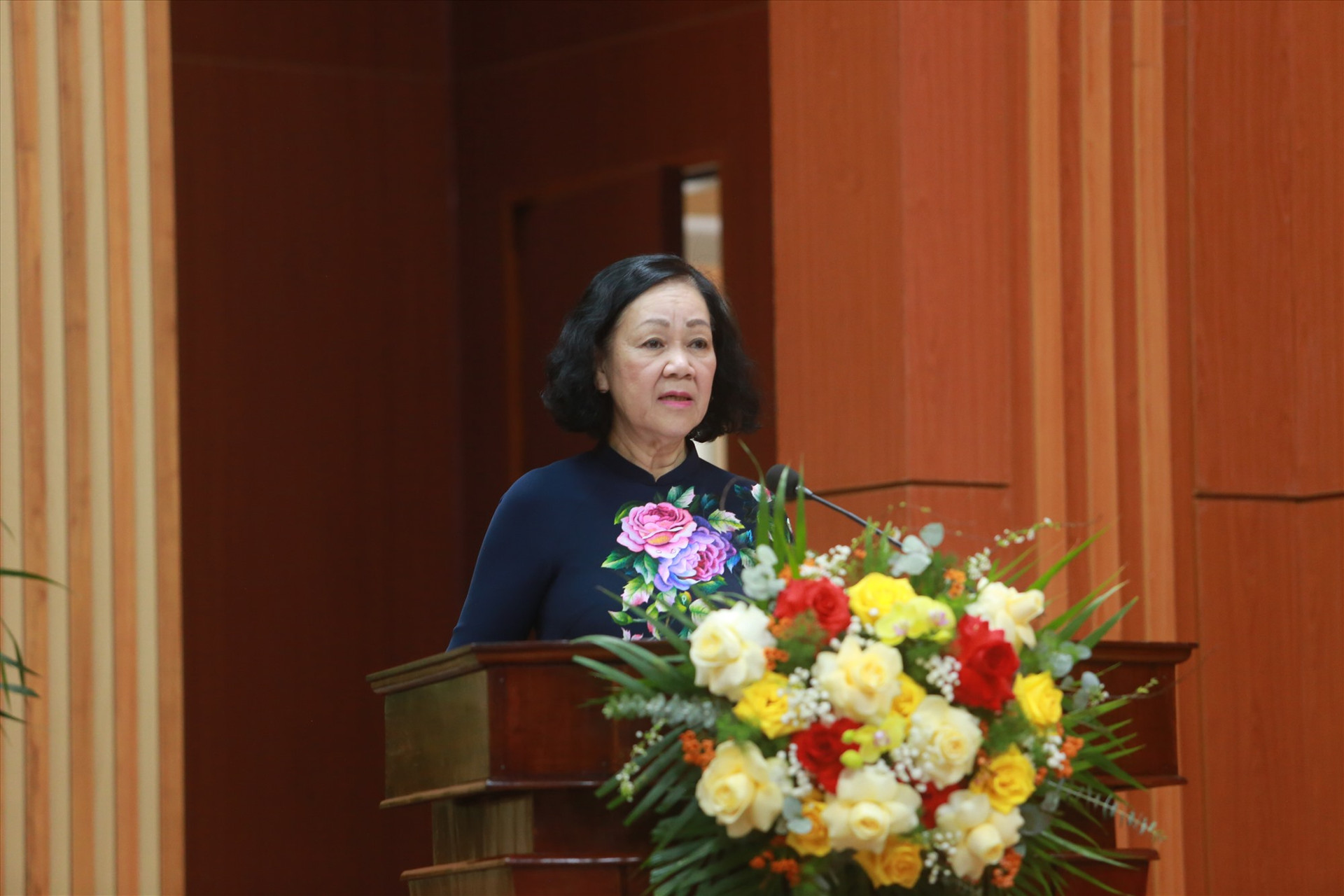 Bà Trương Thị Mai phát biểu giao nhiệm vụ cho đồng chí Bí thư Tỉnh ủy Lương Nguyễn Minh Triết. Ảnh: T.C