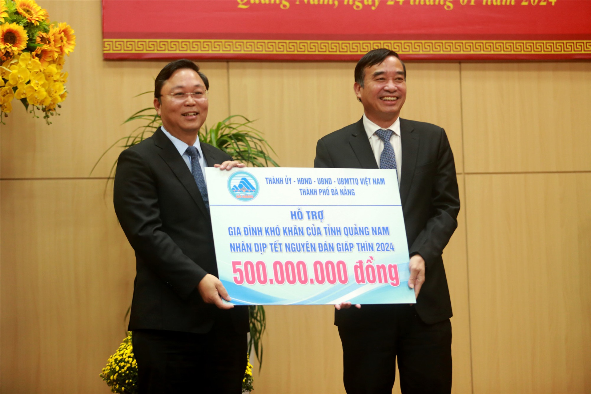 Lãnh đạo TP.Đà Nẵng cũng đã trao tặng hỗ trợ 500 triệu đồng cho các gia đình khó khăn của tỉnh Quảng Nam dịp Tết Nguyên đán. Ảnh: T.C