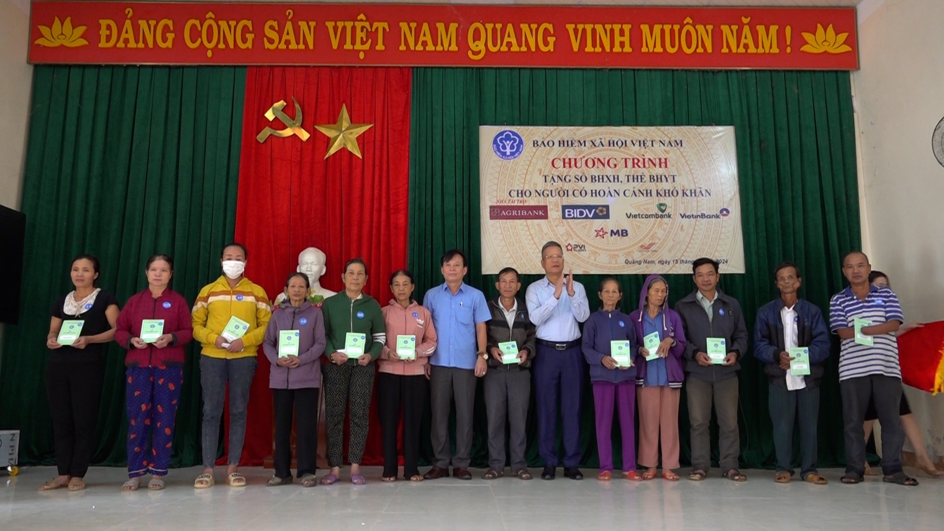 Tại Quảng Nam có 856 người được trao tặng thẻ BHYT, sổ BHXH tương đương số tiền 500 triệu đồng. Ảnh: Đ.Y