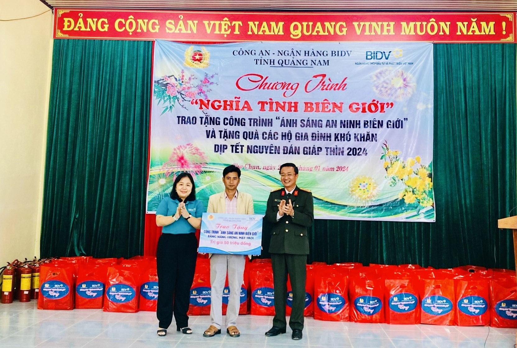 Trao tặng công trình thanh niên “Ánh sáng an ninh biên giới” cho xã Chơ Chun. Ảnh: A.Đ