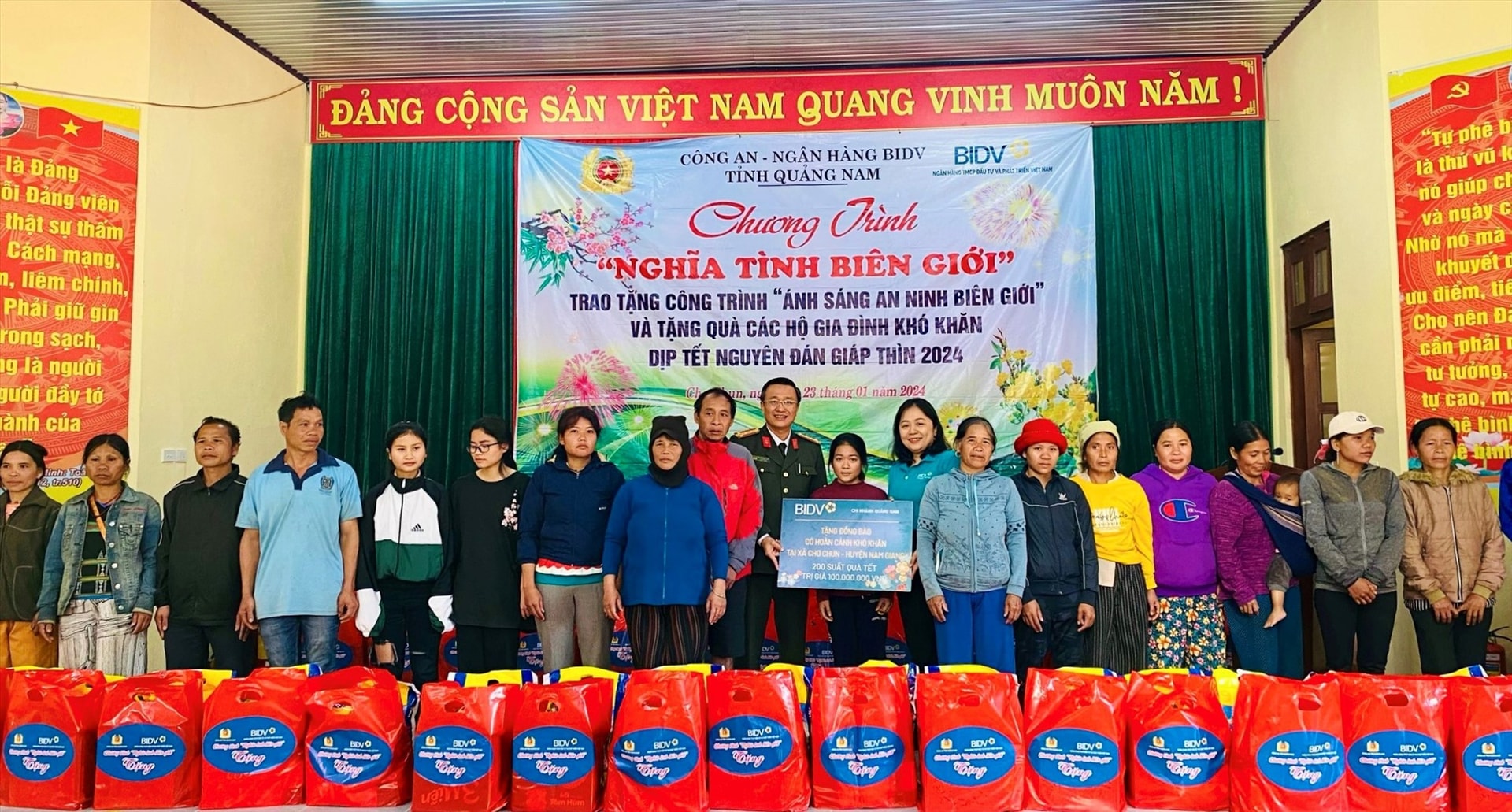 Trao tặng 100 suất quà cho bà con nhân dân khó khăn xã Chơ Chun. Ảnh: A.Đ