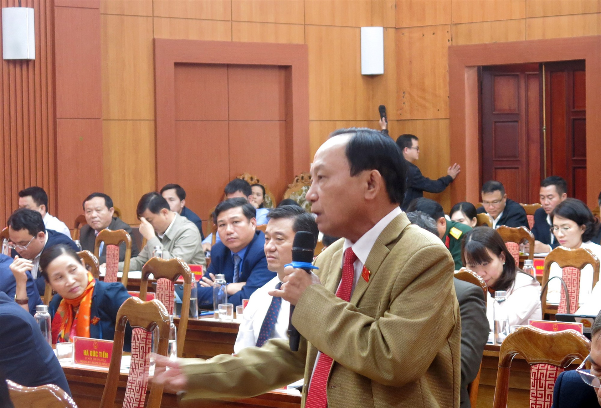 Ông Vũ Văn Thẩm nói về trách nhiệm quản lý của Trường Cao đẳng Y tế Quảng Nam. Ảnh: T.D