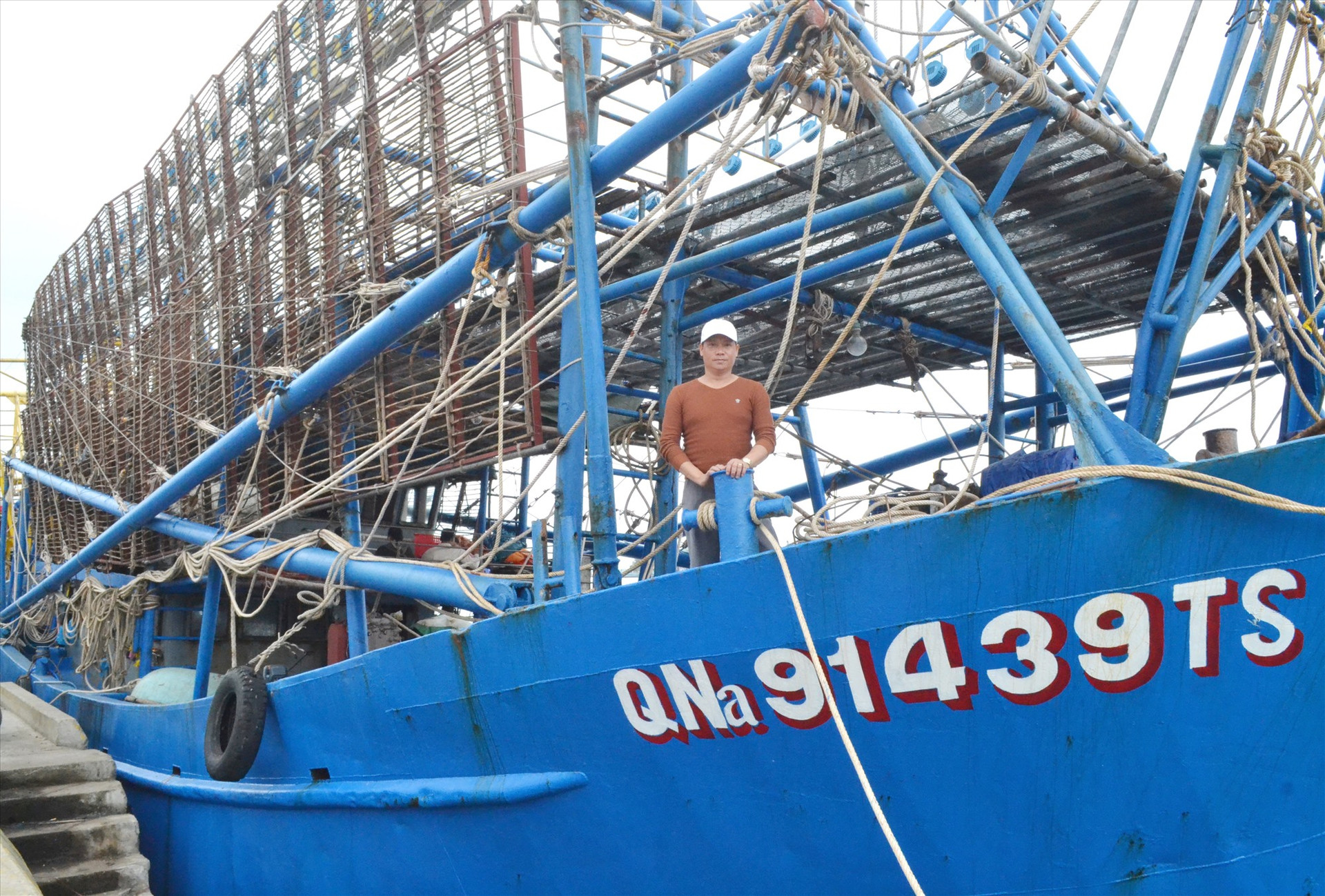Ngư dân Nguyễn Văn Nghị vừa có chuyến biển khá thành công. Ảnh: Q.VIỆT