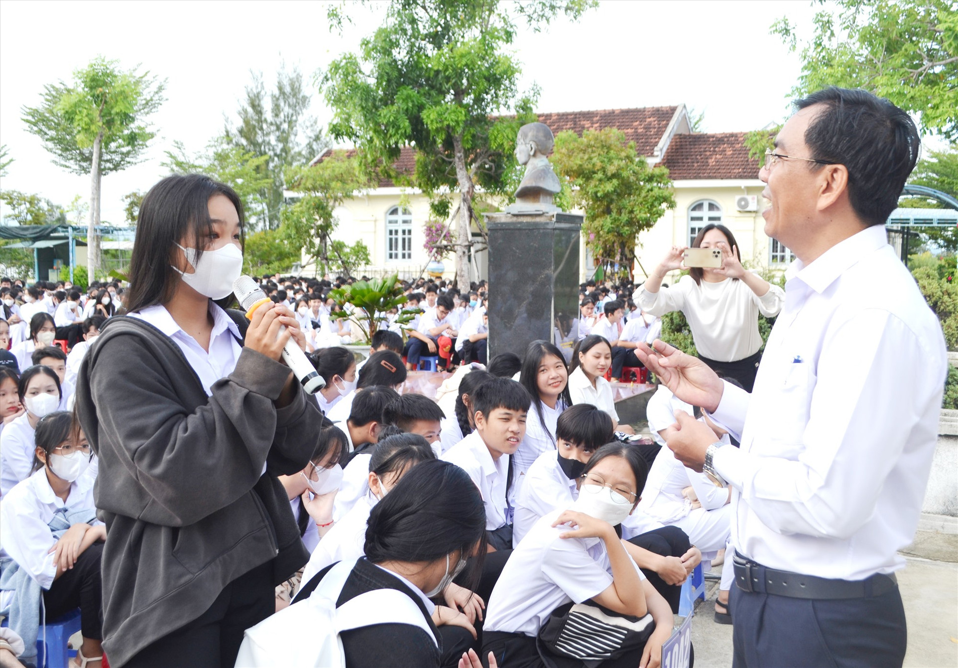 Chánh Văn phòng Ban ATGT tỉnh - ông Phan Đức Tiễn nghe học sinh trả lời kiến thức tại một buổi tuyên truyền pháp luật ATGT trong trường học. Ảnh: C.T