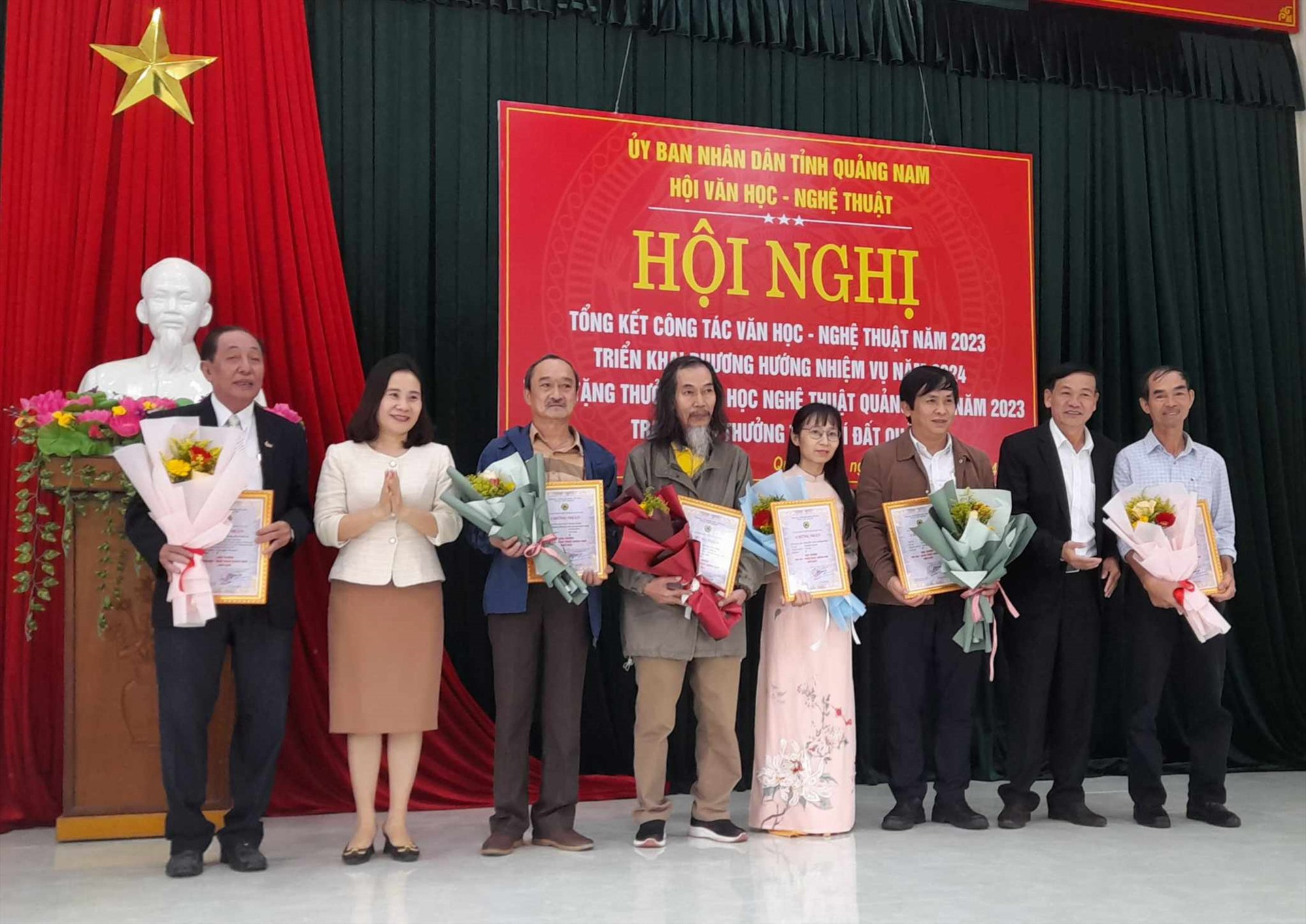 Trao giải B Tặng thưởng VH-NT Quảng Nam năm 2023 cho các tác giả. Ảnh: T.B
