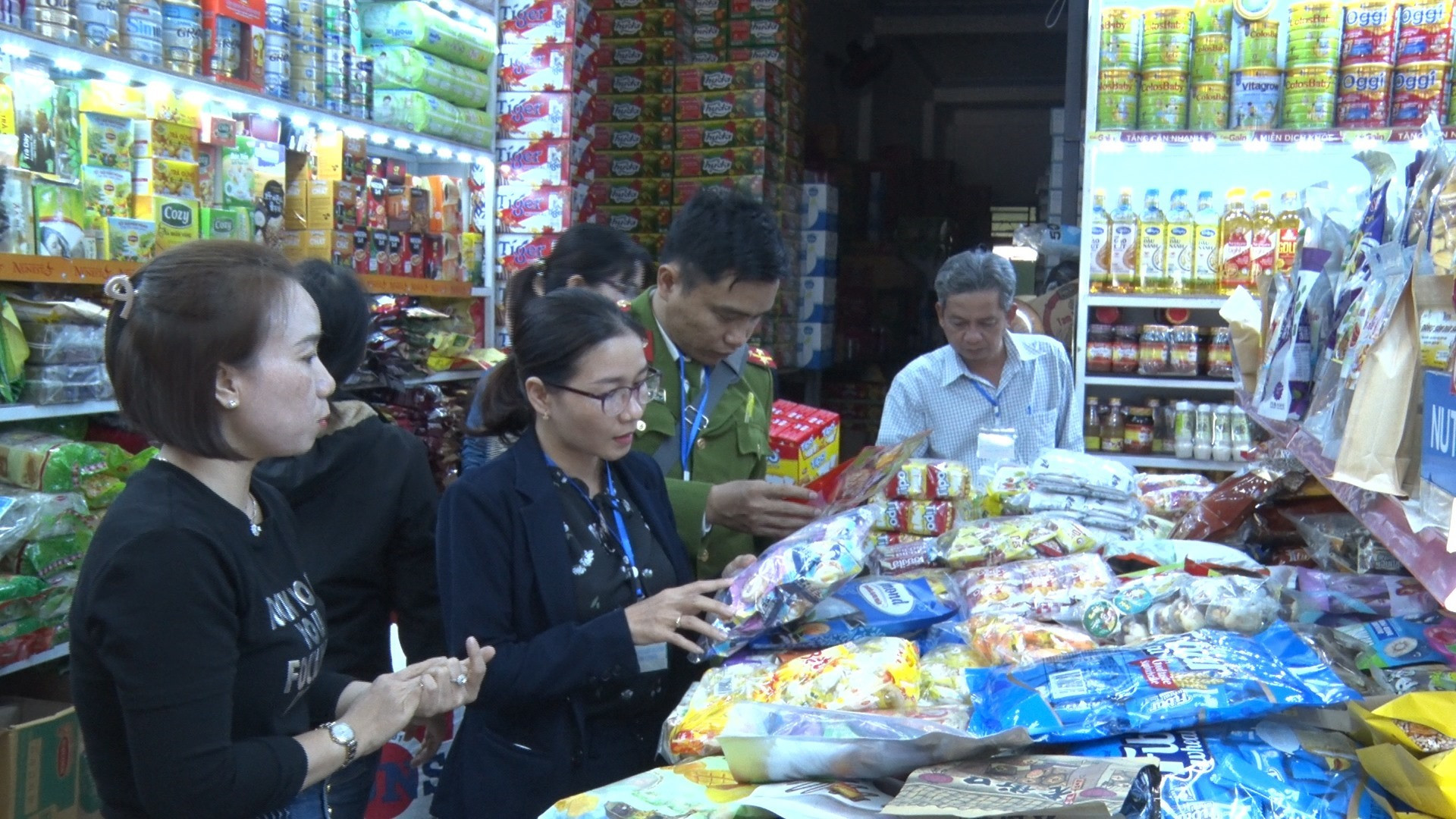 Đoàn kiểm tra liên ngành an toàn thực phẩm phường An Phú (Tam Kỳ) kiểm tra một cơ sở kinh doanh thực phẩm trên địa bàn.