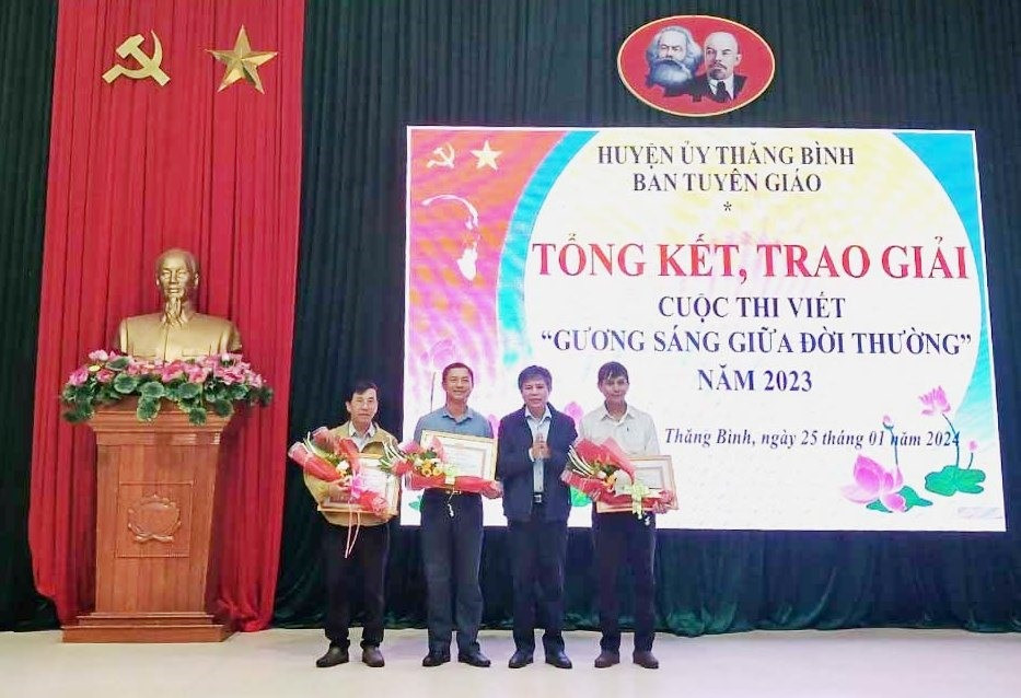 Chủ tịch UBND huyện Võ Văn Hùng trao giải nhất, nhì, ba cho 03 tập thể. Ảnh: Đ.H