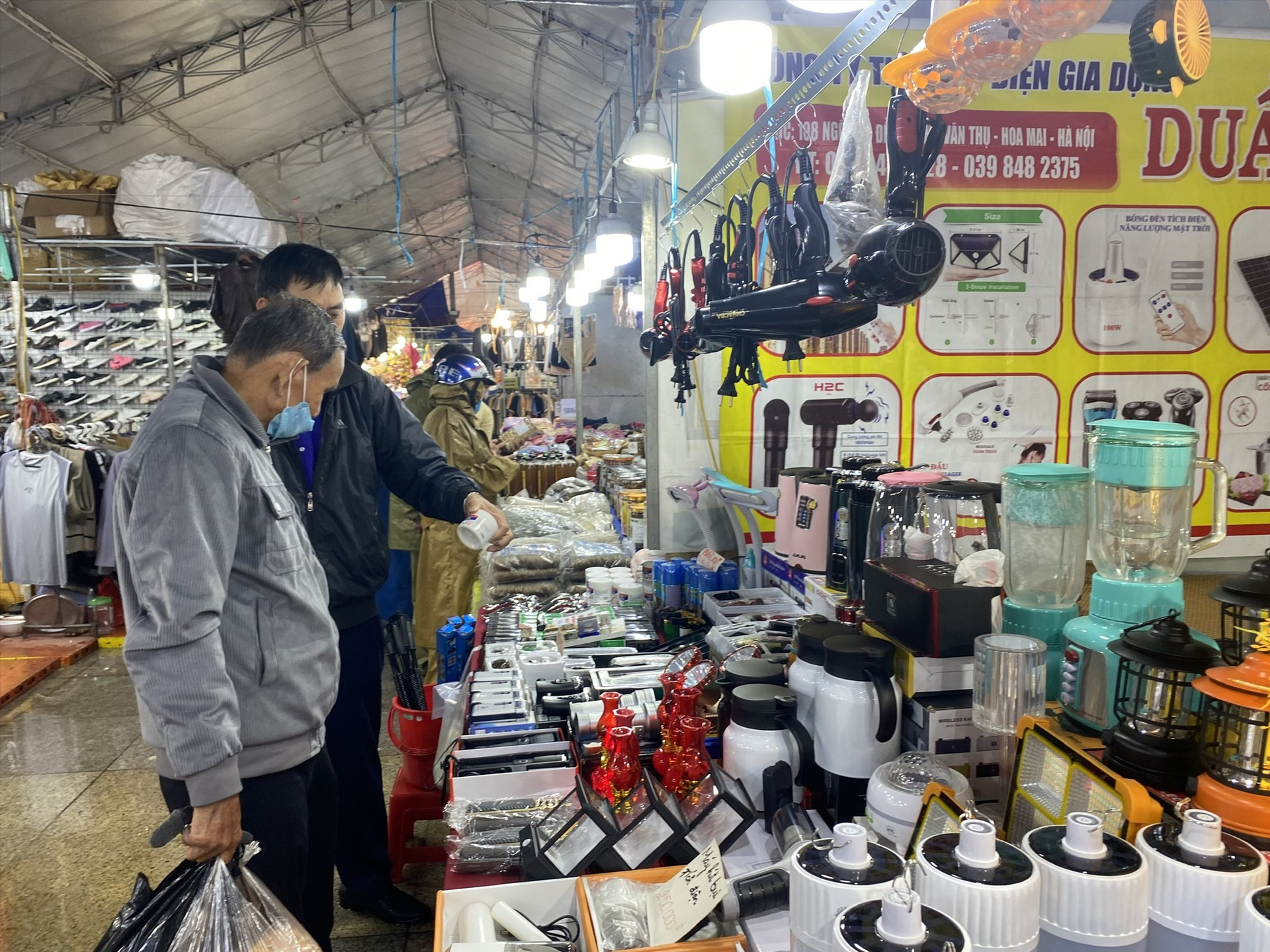 Nhiều sản phẩm hàng Việt được bày bán  tại Hôi chợ với giá khuyến mãi sâu. Ảnh: V.L