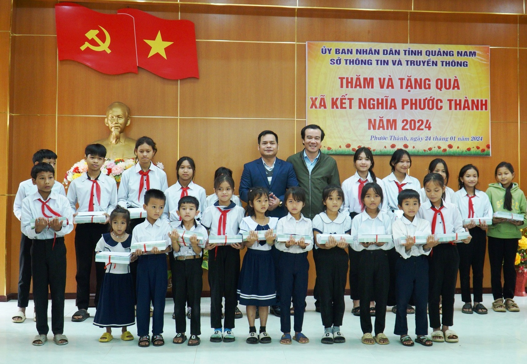 Sở TT&TT tặng quà tết cho học sinh nghèo vượt khó xã Phước Thành. Ảnh: HV