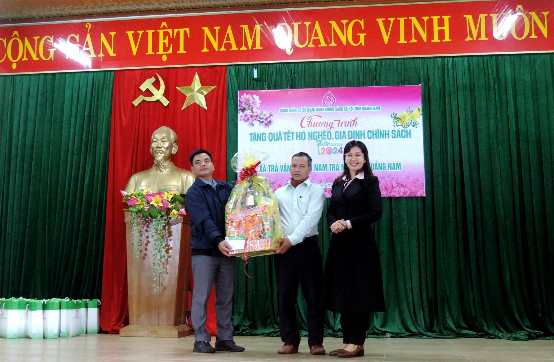 Bà Lê Thị Kim Anh tặng quà tết cho người dân xã Trà Vân. Ảnh: Q.VIỆT
