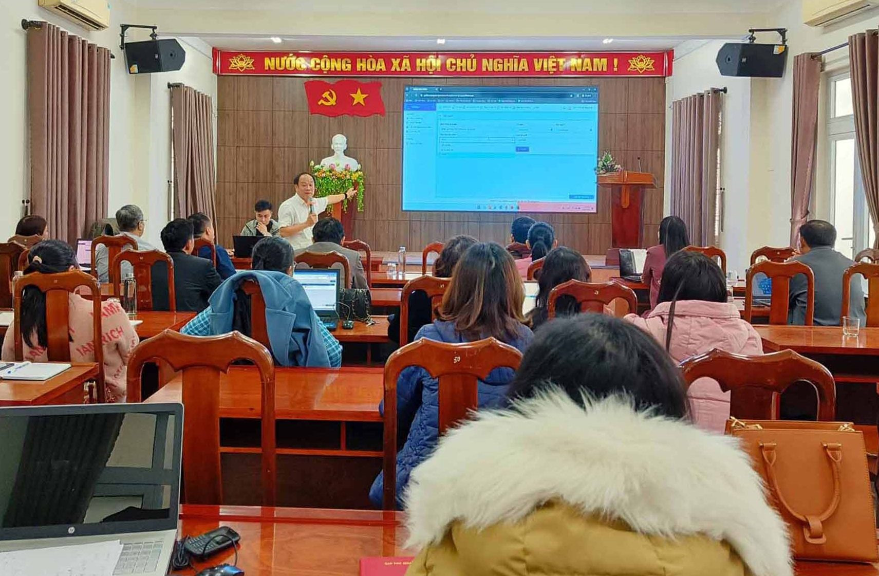 Ông Trương Thanh Bình – Giám đốc Trung tâm CNTT&TT tỉnh báo cáo tại buổi tập huấn.