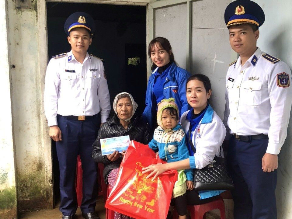 Cảnh sát biển tặng quà cho các gia đình khó khăn trên địa bàn xã Tam Quang.