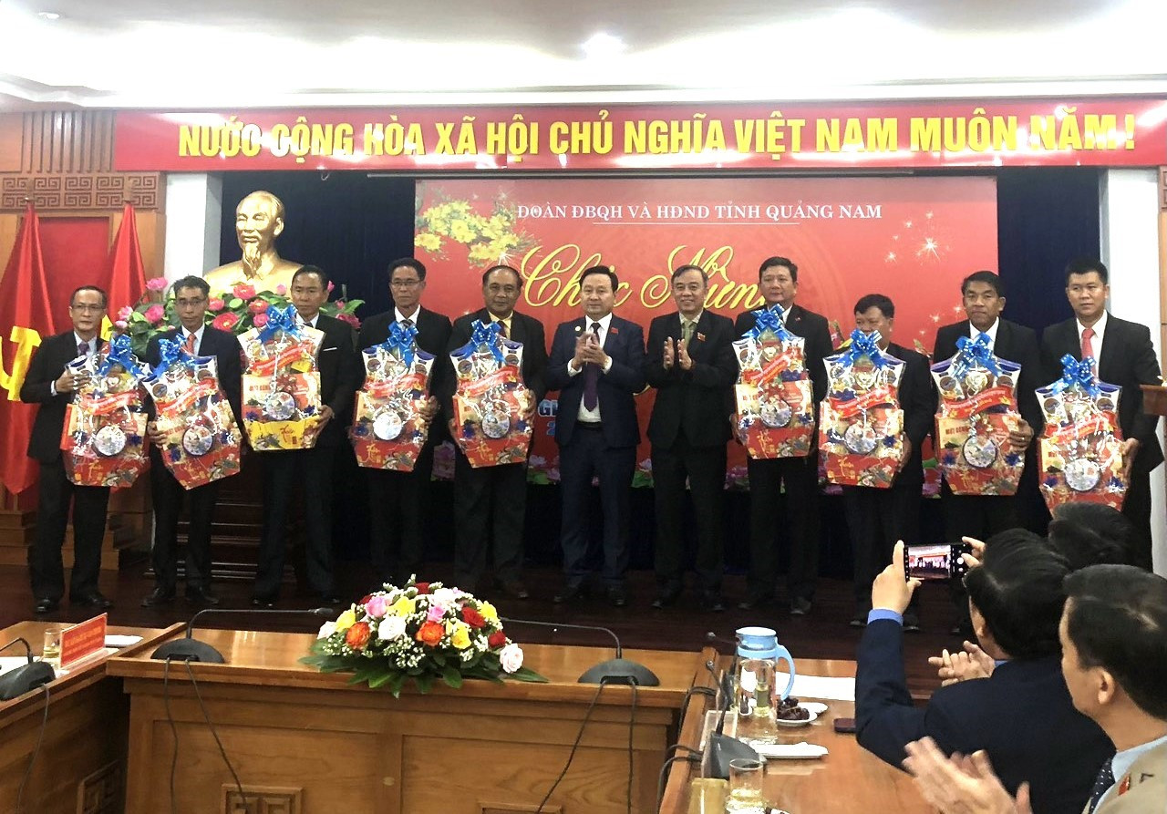 Lãnh đạo HĐND tỉnh trao quà động viên đại biểu HĐND tỉnh Sê Kông tại buổi thăm. Ảnh: Đ.N