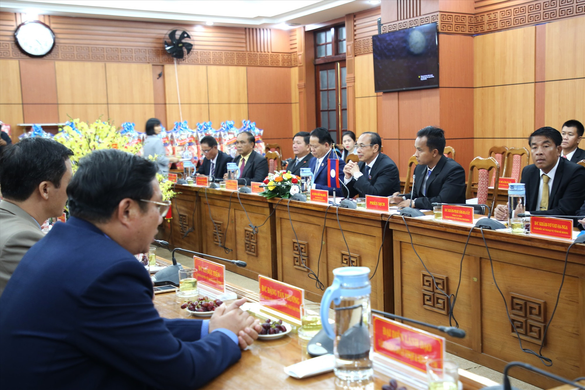 Thường trực HĐND hai tỉnh Quảng Nam và Sê Kông trao đổi về tình hình phát triển kinh tế giữa hai địa phương. Ảnh: Đ.N