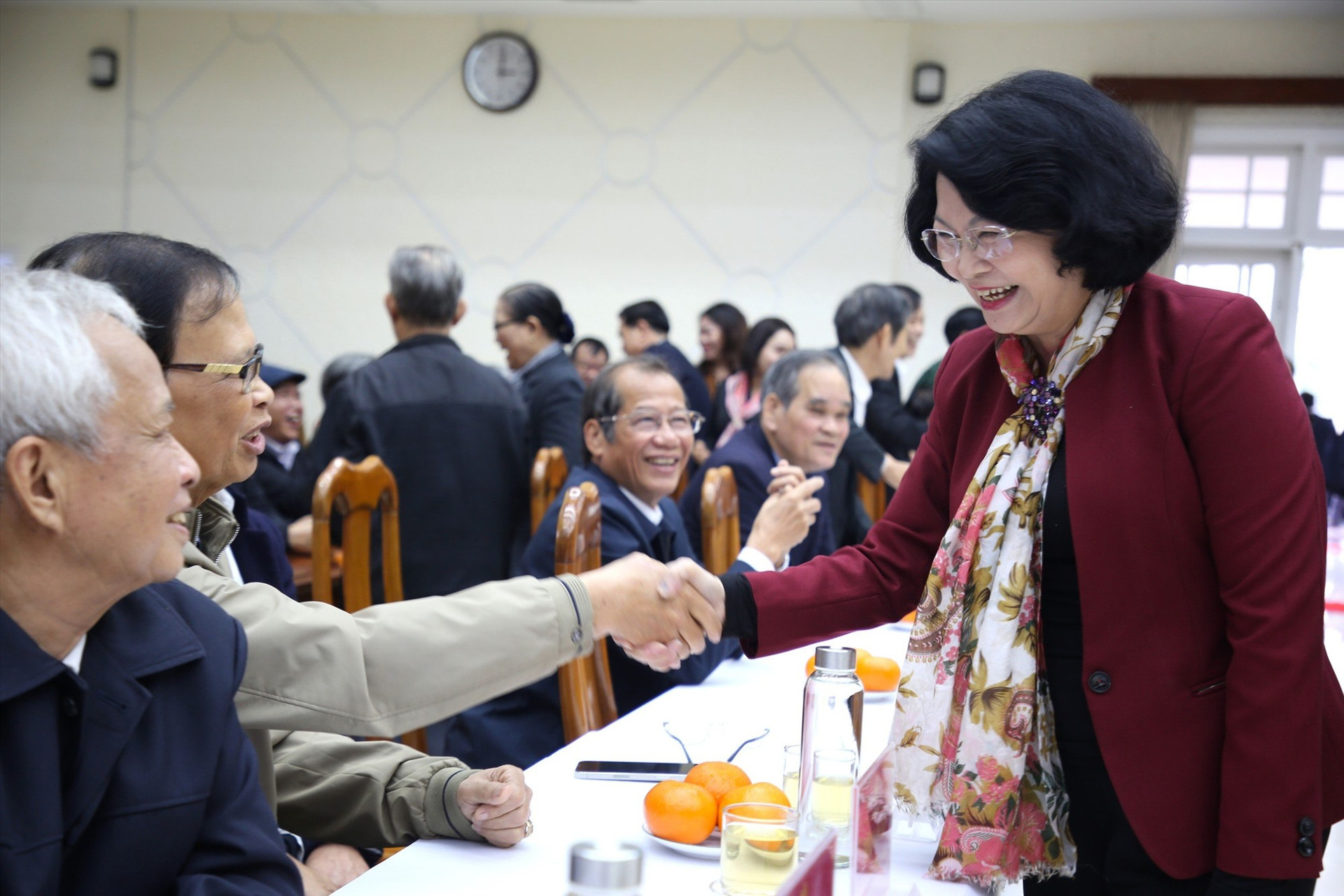 Nguyên Phó Chủ tịch nước Đặng Thị Ngọc Thịnh thăm hỏi cán bộ lãnh đạo tỉnh đã nghỉ hưu. Ảnh: N.Đ
