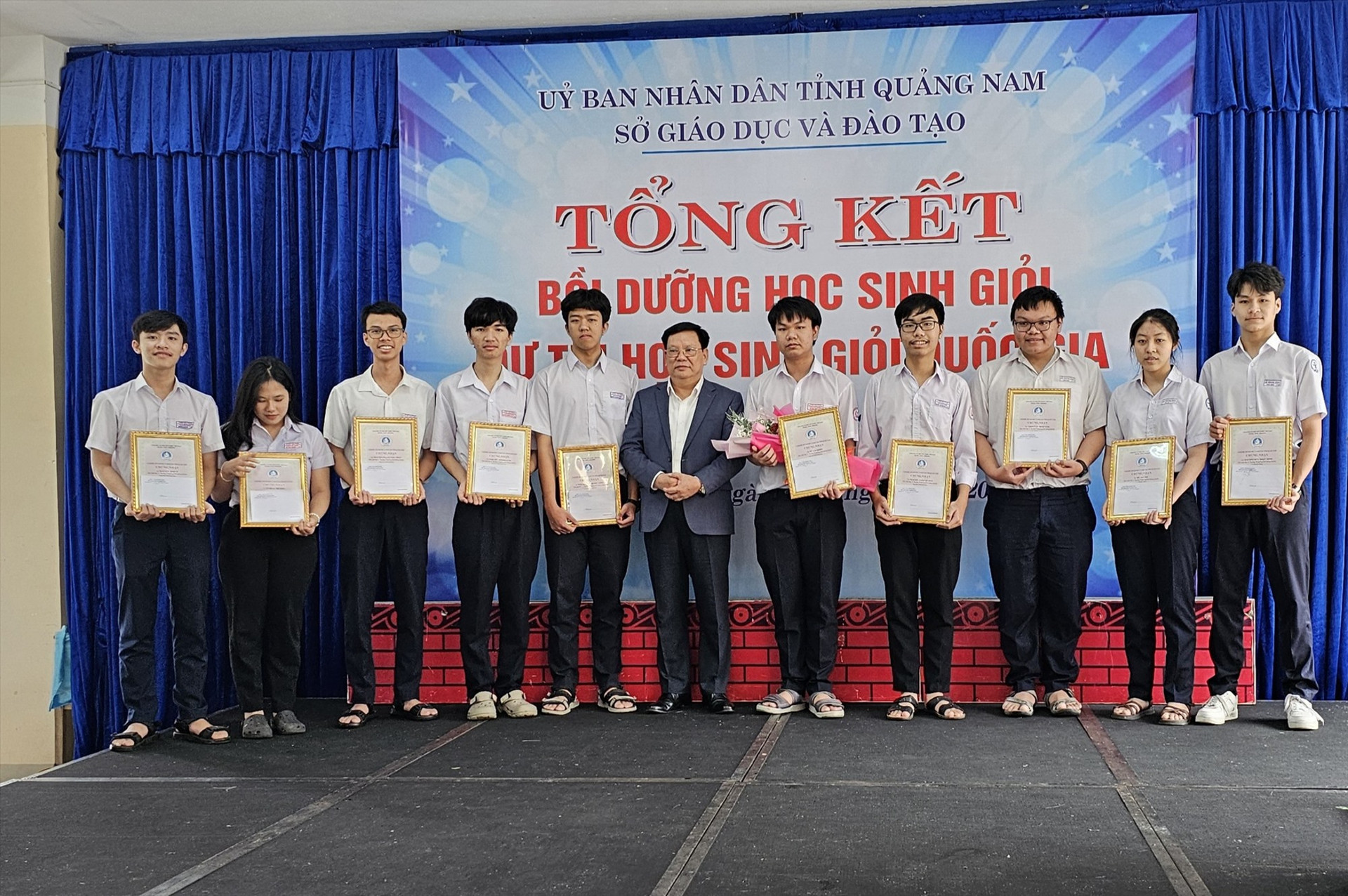 Giám đốc Sở GD-ĐT Thái Viết Tường trao Giấy chứng nhận tham gia đội tuyển của tỉnh và quà động viên thí sinh dự thi.