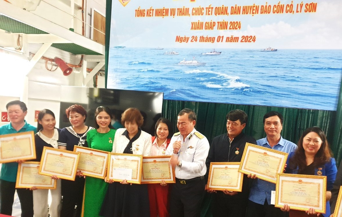 Bộ Tư lệnh Vùng 3 Hải quân khen thưởng các cá nhân tại buổi tổng kết chuyến thăm, chúc tết cán bộ, chiến sĩ, nhân dân huyện đảo Cồn Cỏ và Lý Sơn.